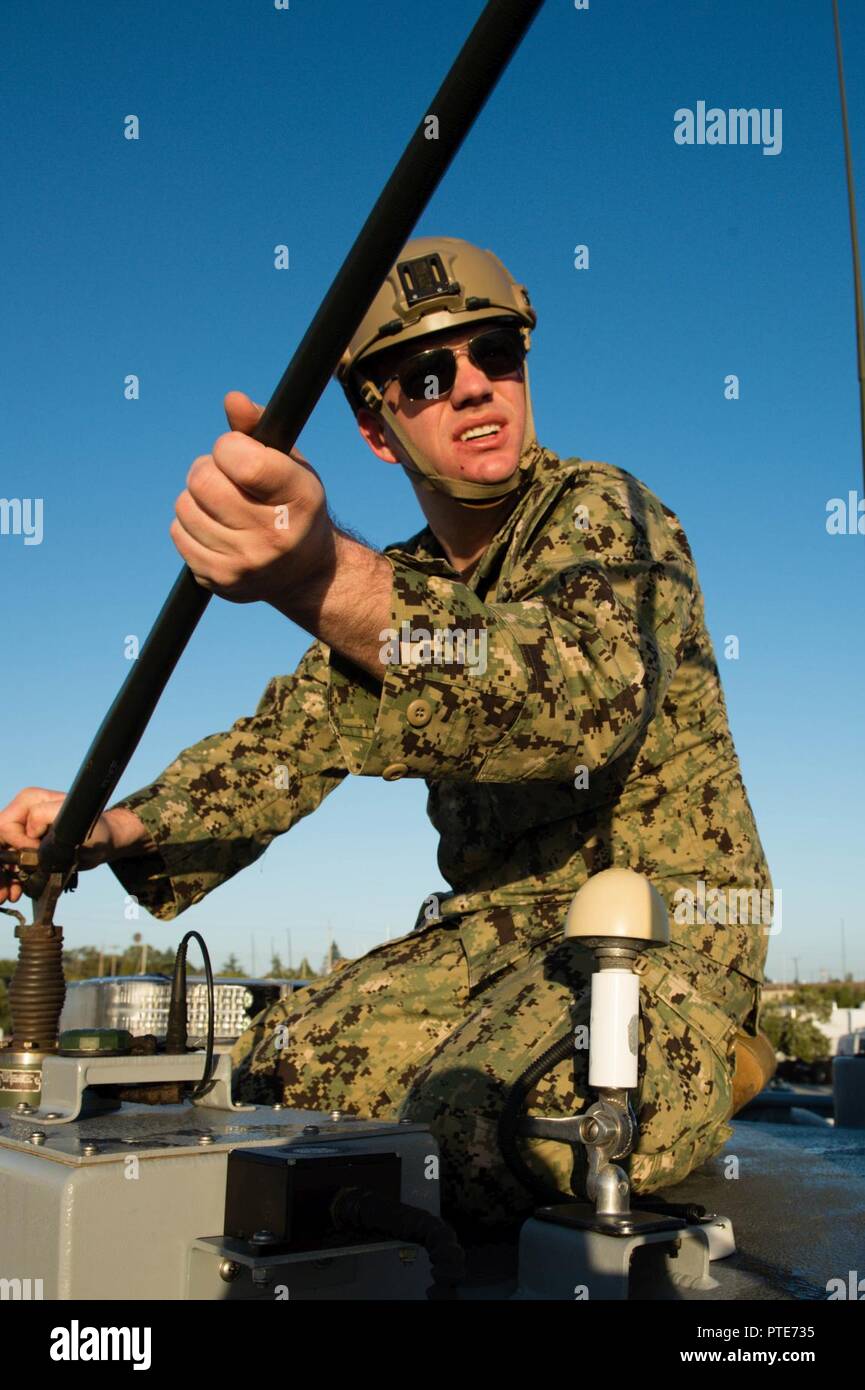 (15. Juli 2017) Vor dem Start, Konstruktionsmechaniker 1. Klasse Kyle Stanner montiert eine Mitteilung Antenne an Bord Küsten Riverine Squadron (CRS1) Boot an der Marine Operational Support Center (Nosc) Alameda. Mehrere Marine Expeditionary Combat Command (NECC) Einheiten nahmen an einer gemeinsamen Übung entwickelt, um auf die grundlegenden Komponenten eines adaptiven Kraft Paket zu trainieren. Stockfoto