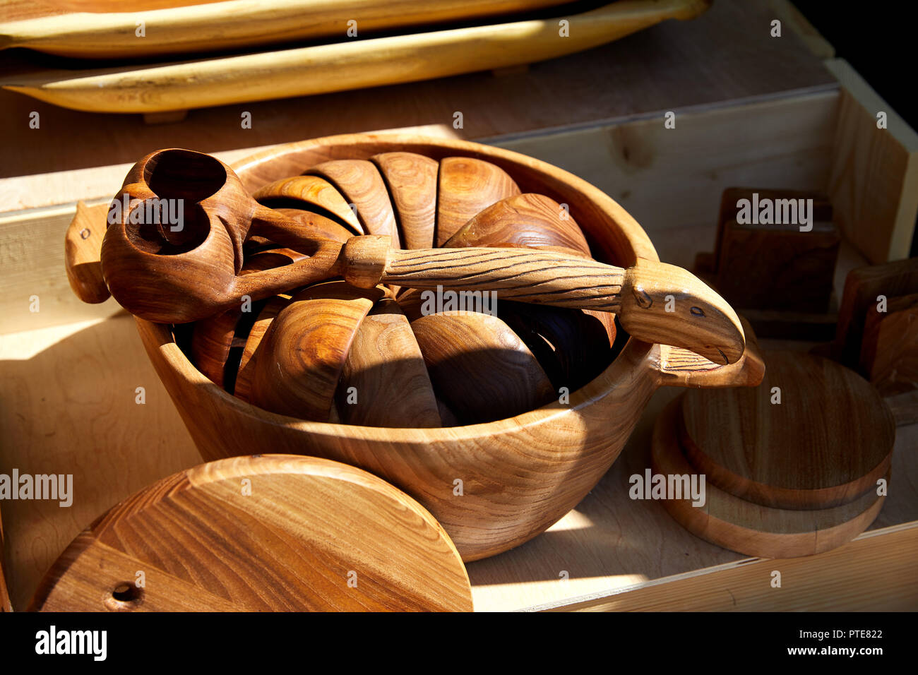 Kasachischen ethnischen Holz- Utensilien auf die Marktwerte in Almaty, Kasachstan Stockfoto