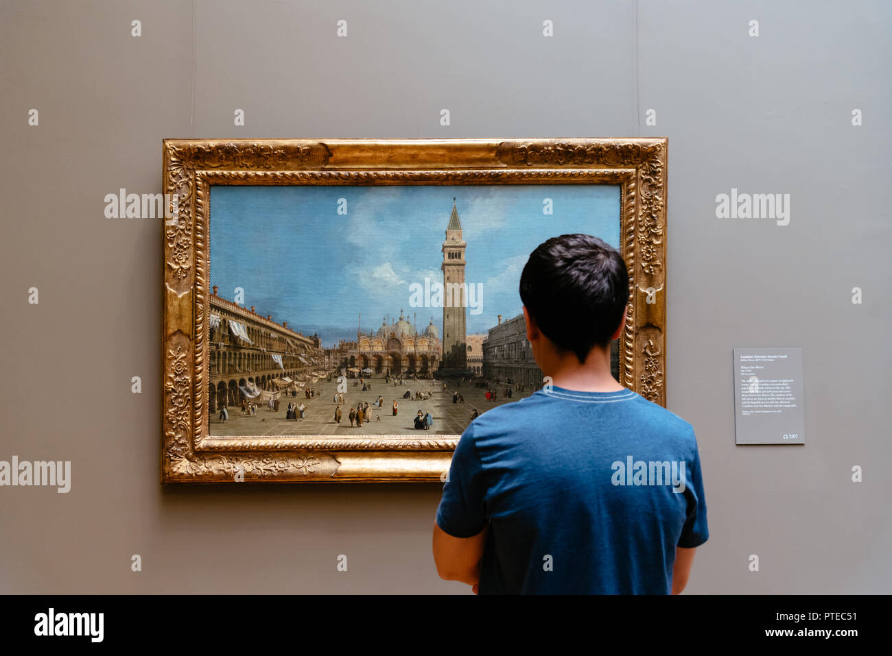 New York City, USA - 23. Juni 2018: Jugendlicher mit Blick auf die Malerei im Metropolitan Museum of Art der MET ist der am dritthäufigsten besuchte Kunstmuseum in der wo Stockfoto