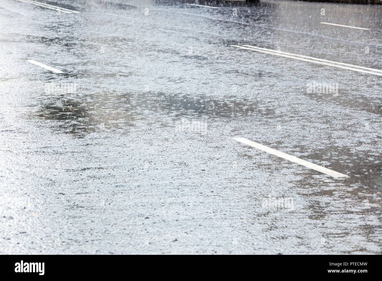 Stadt Asphaltstraße bei starkem Regen überflutet Stockfoto