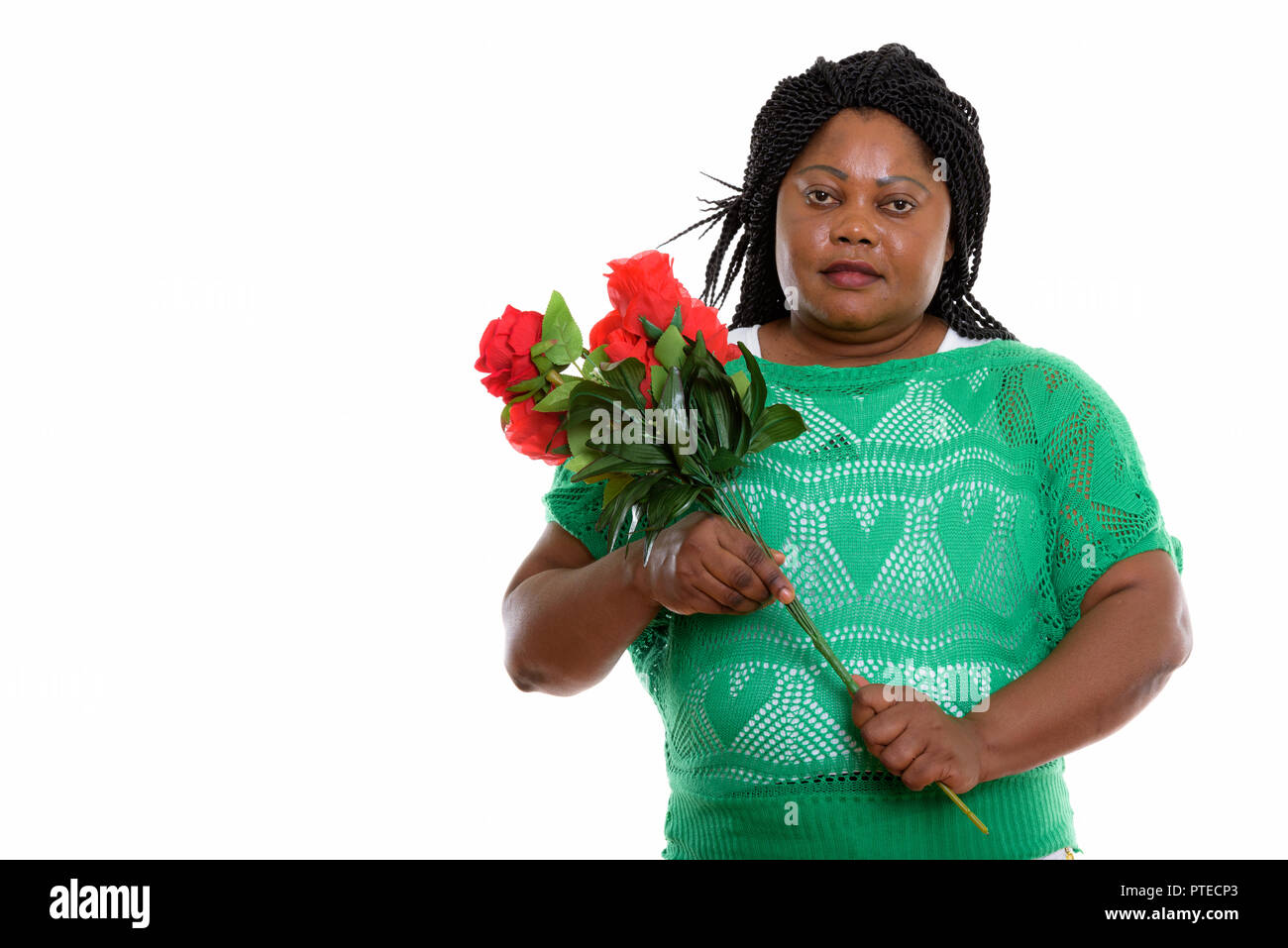 Studio Aufnahme von fetten schwarzen afrikanischen Frau mit roten Rosen bereit f Stockfoto