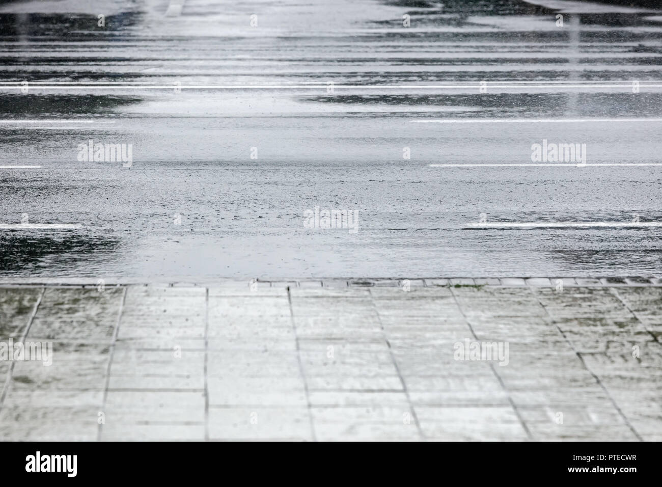 Nasser asphalt City Road nach dem Regen mit Reflexionen Stockfoto
