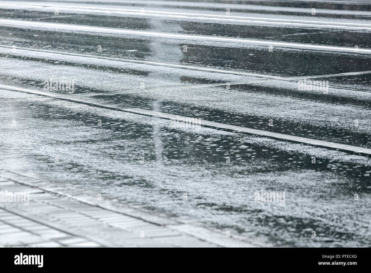 Regen plätschern auf nassem Asphalt. city Street im Herbst Stockfoto