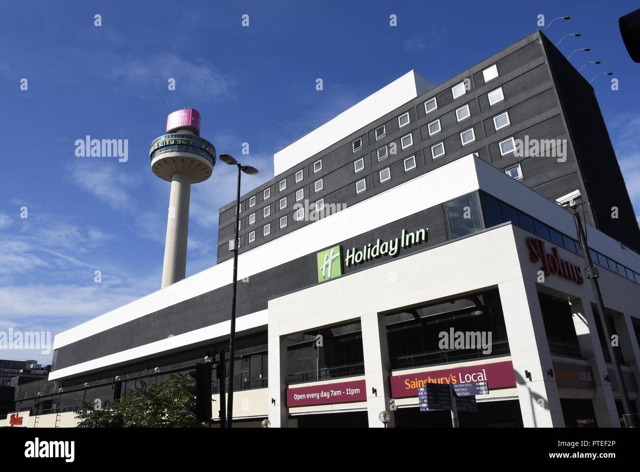 Holiday Inn Liverpool City Center, Lime St, Liverpool L1 1NQ. Im Herzen der pulsierenden Zentrum von Liverpool, das Holiday Inn liegt gegenüber der Leber gelegen Stockfoto