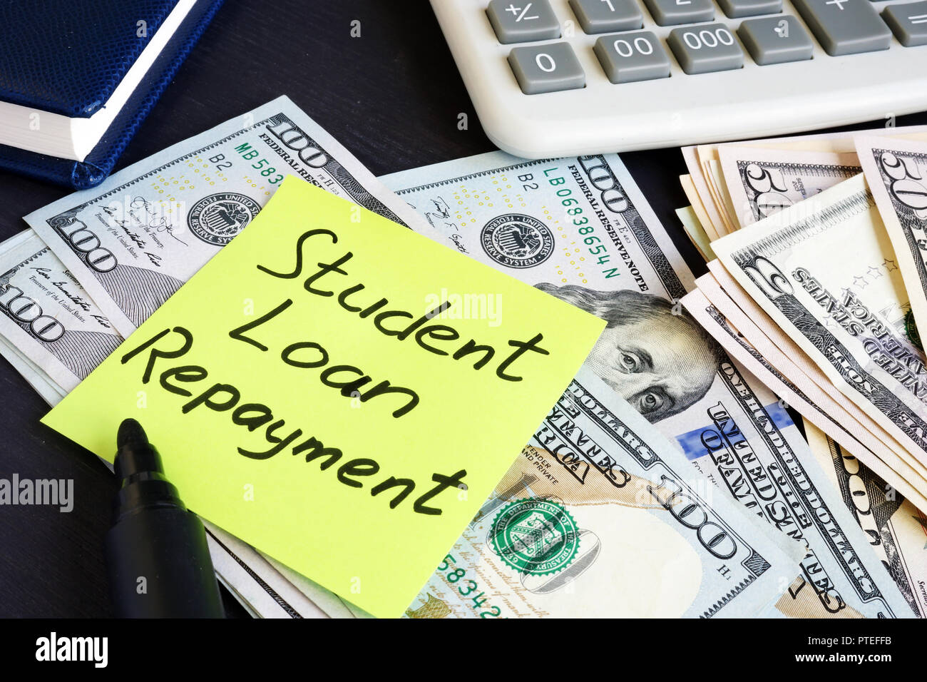 Geld für Studenten Darlehen Rückzahlung auf einen Tisch. Stockfoto