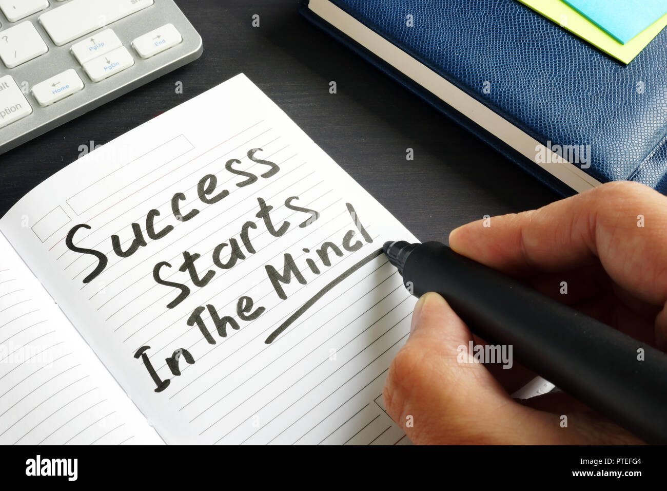 Der Mensch ist Schreiben Erfolg in den Geist in einem Hinweis startet. Stockfoto