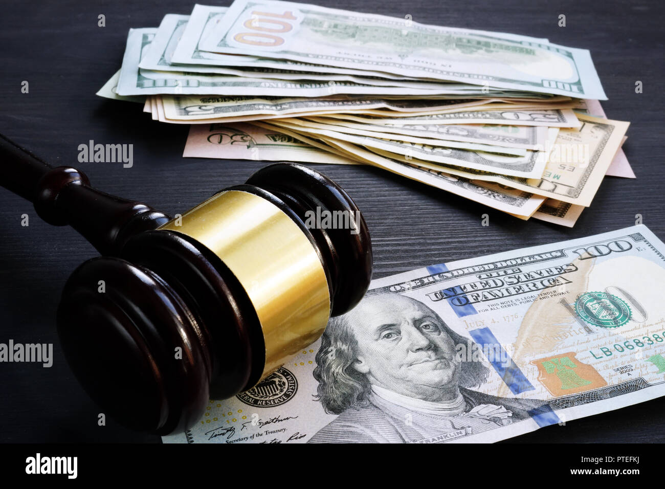 Kaution Bond und Geldstrafe. Hammer und Geld. Stockfoto