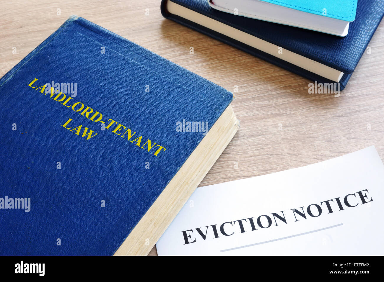 Landlord-Tenant Recht und Vertreibung Nachricht auf einem Schreibtisch. Stockfoto