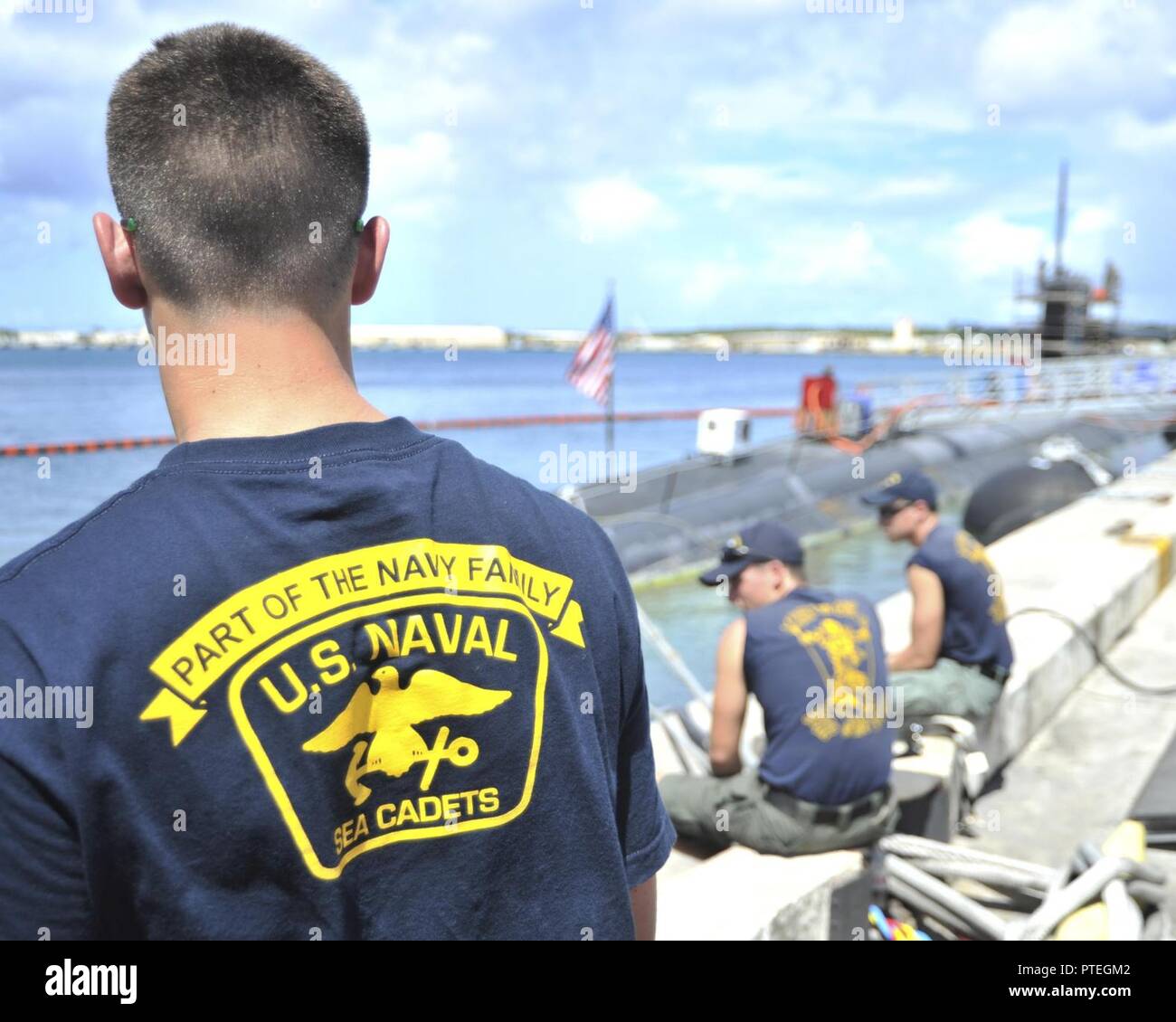 (POLARIS, Guam) Juli 14, 2017 - ein Meer Cadet von U.S. Naval Sea Cadet Corps Marianas Division Guam beobachtet Tauchbasen während einer Tour von u-boot Tender USS Emory S. Land (39), Juli 14. Land und USS Frank Kabel (wie 40), der US-Navy ist nur zwei U-Angebote, sowohl in der Apra Harbor, Guam homeported, u-Boote und Überwasserschiffe in den USA 5. und 7 Flotte Bereiche des Betriebes Wartung, hotel Dienstleistungen und logistische Unterstützung. Stockfoto