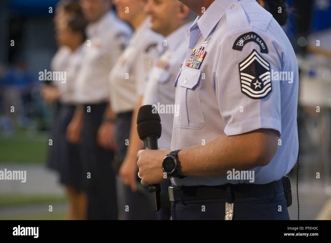 Sänger von der United States Air Force Band bei der Air Force Memorial, in Arlington, Virginia, 7. Juli 2017 als Teil des Erbes auf Horizonte Konzertreihe. Us Air Force Stellvertretender Stabschef Generator Stephen W. Wilson die Veranstaltung, die war das dritte Konzert der Reihe gehostet werden. Das Erbe auf Horizonte Konzerte sind ein wiederkehrendes öffentlichen Festveranstaltung, die Air Force Memorial nimmt und diejenigen, die die Air Force support ehren. Das Thema des dritten Konzert war Flieger, die brach Barrieren. Stockfoto