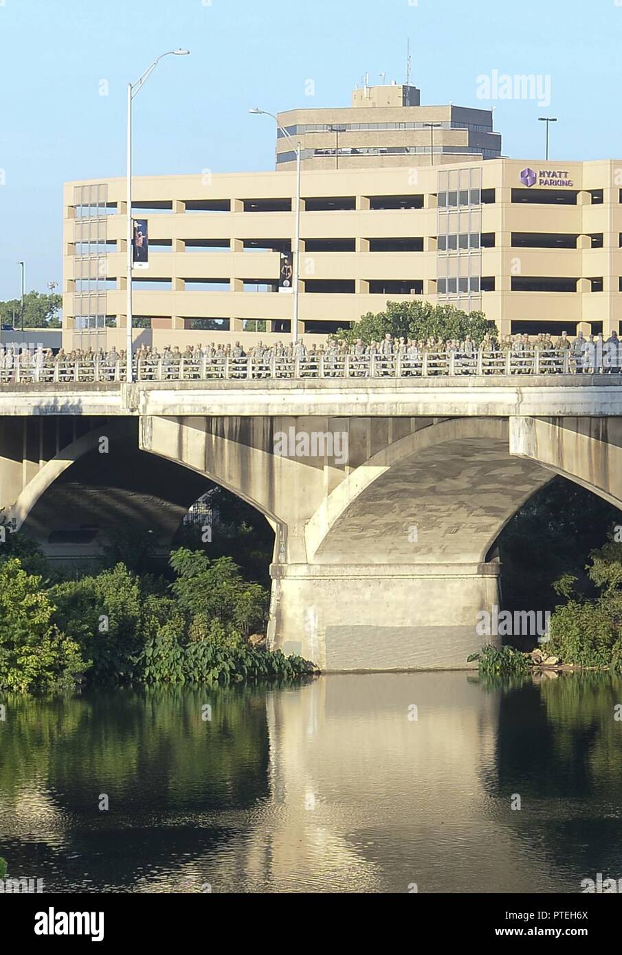 Soldaten mit der 36th Infantry Division März über den Kongress St. Brücke als Teil ihrer Feier des 100. Jahrestages seit der Division gegründet, die in Austin, Texas, 16. Juli 2017. Der März war durch eine Kranzniederlegung am Kapitol und ein Tag der Familie Grill des Campy Mabry gefolgt. Stockfoto