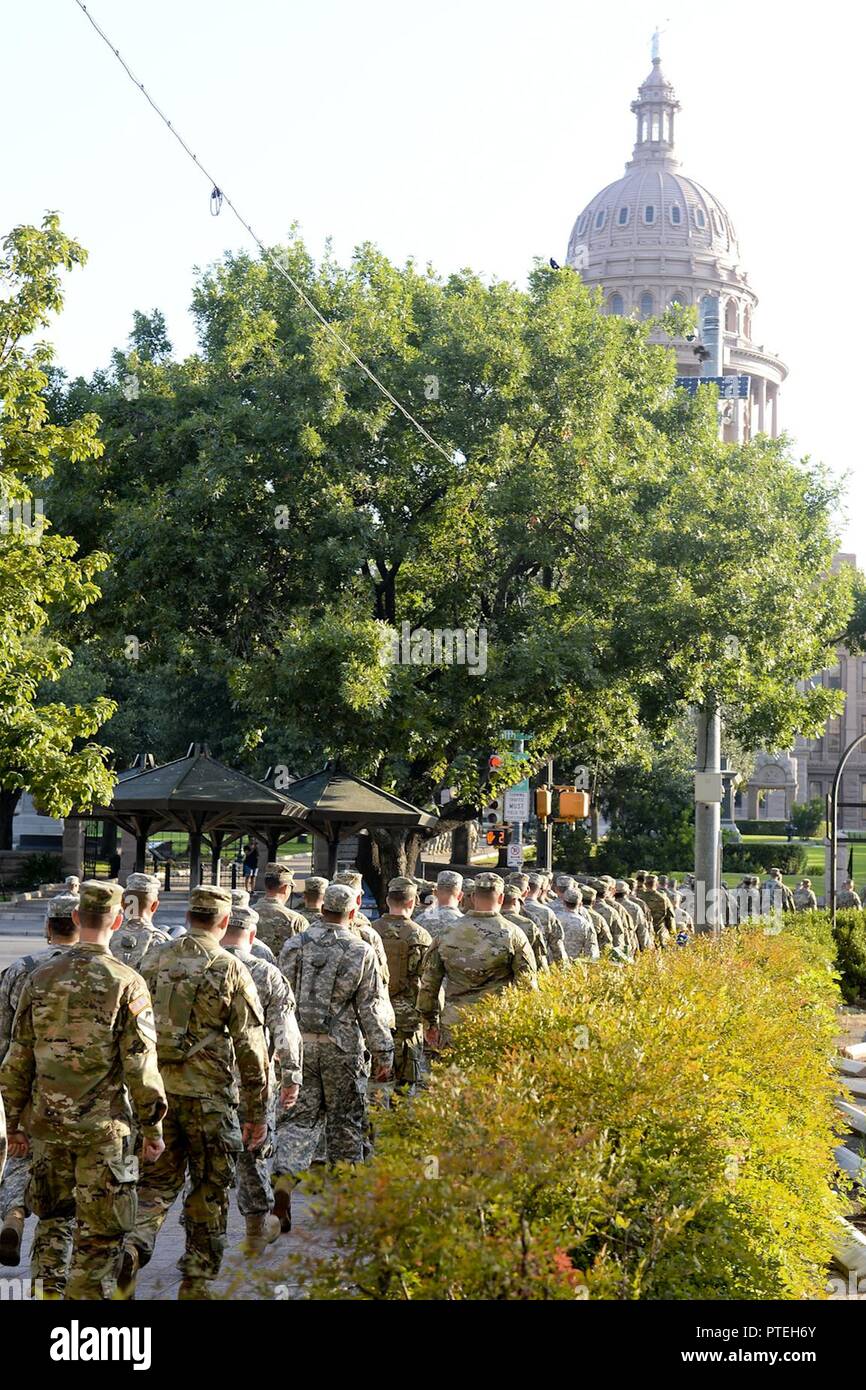 Soldaten mit der 36th Infantry Division März bis Texas Capitol als Teil ihrer Feier des 100. Jahrestages seit der Division gegründet, die in Austin, Texas, 16. Juli 2017. Der März war durch eine Kranzniederlegung am Kapitol und ein Tag der Familie Grill des Campy Mabry gefolgt. Stockfoto