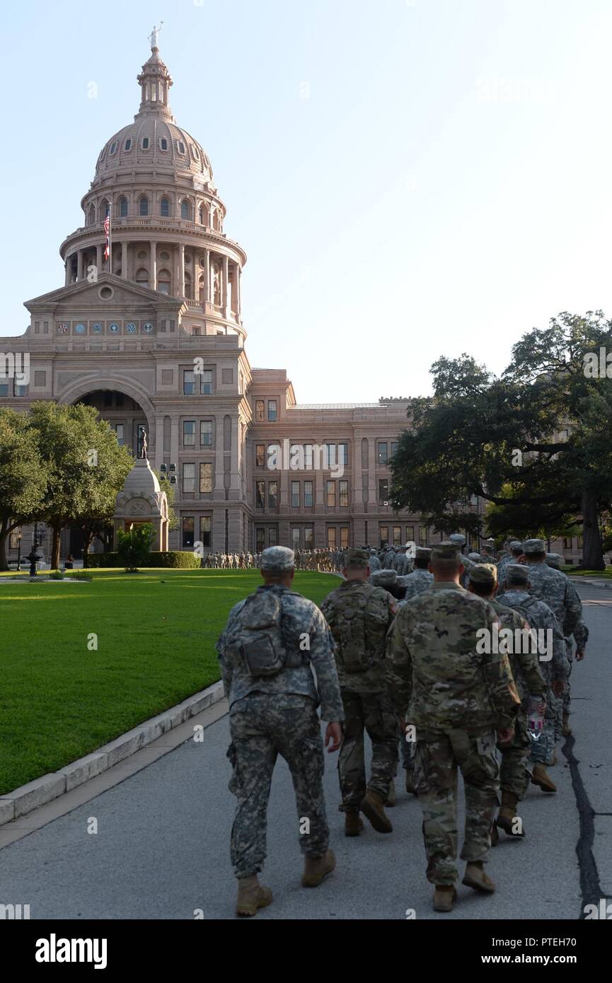 Nationalgarde Soldaten das 100-jährige Jubiläum seit dem 18. Juli 1917, Bildung von der 36th Infantry Division am 18. Juli 2017 geehrt, mit einer Straße im März in der Hauptstadt, mit einer Kranzniederlegung, ein Foto mit Soldaten in einer T-Patch Bildung stehen, einen Kuchen- und einen Grill. Stockfoto