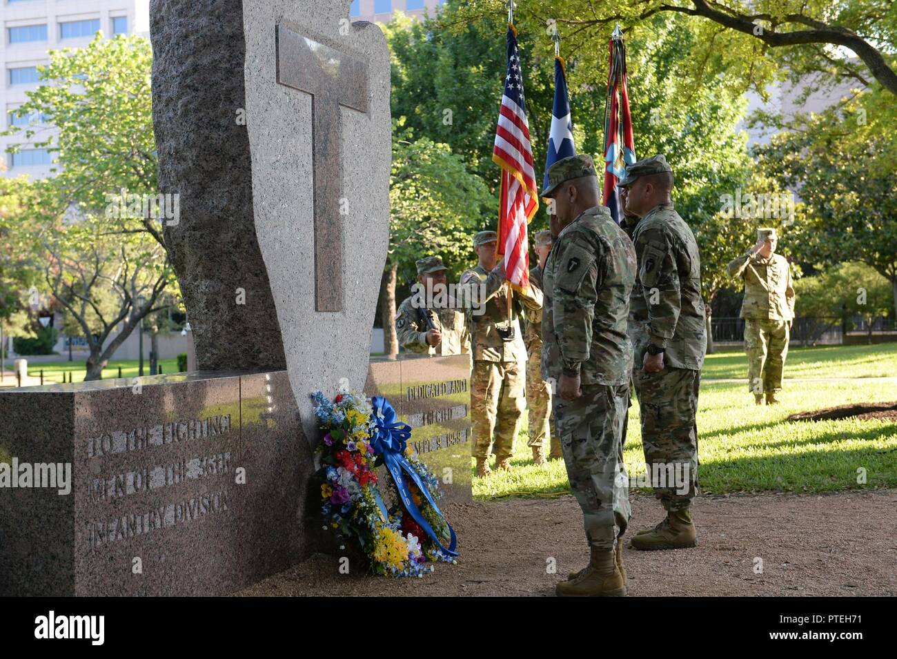 Command Sgt. Maj. Mark Horn, command Sergeant Major der 36th Infantry Division, und Generalmajor S. Lee Henry, der Kommandant der 36th Infantry Division, grüßen die 36th Infanterie Monument an der Texas Capitol während einer Kranzniederlegung im Rahmen der Feier des 100. Jahrestages seit der Teilung in Austin, Texas, 16. Juli 2017 gegründet wurde. Stockfoto