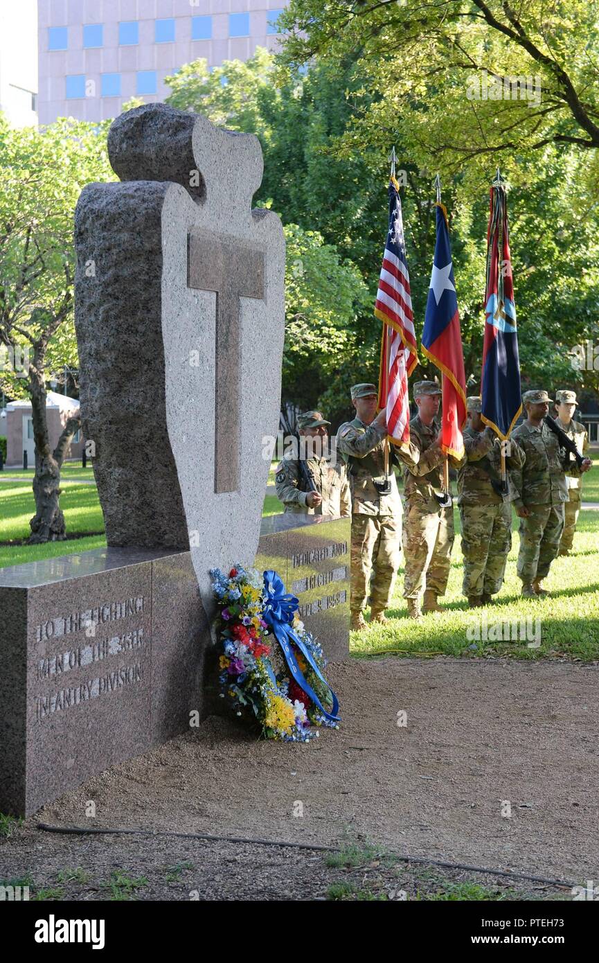 Der 36th Infantry Division Color Guard stand auf Aufmerksamkeit während der kranzniederlegung, das 100-jährige Jubiläum der Abteilung gedacht. Stockfoto