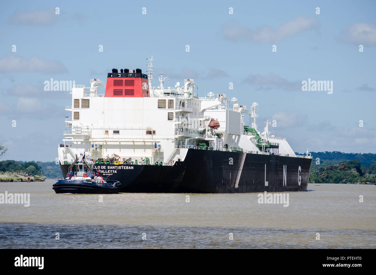 Verflüssigtes Erdgas (LNG) Schiff Durchfuhr durch de Panama Canal am südwestlichen Ende der Gatun See und der Einmündung in die Chagres River Stockfoto