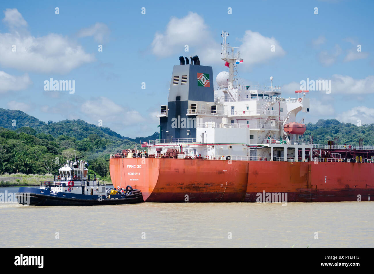 Tanker im Transit durch de Panama Canal am südwestlichen Ende der Gatun See Stockfoto