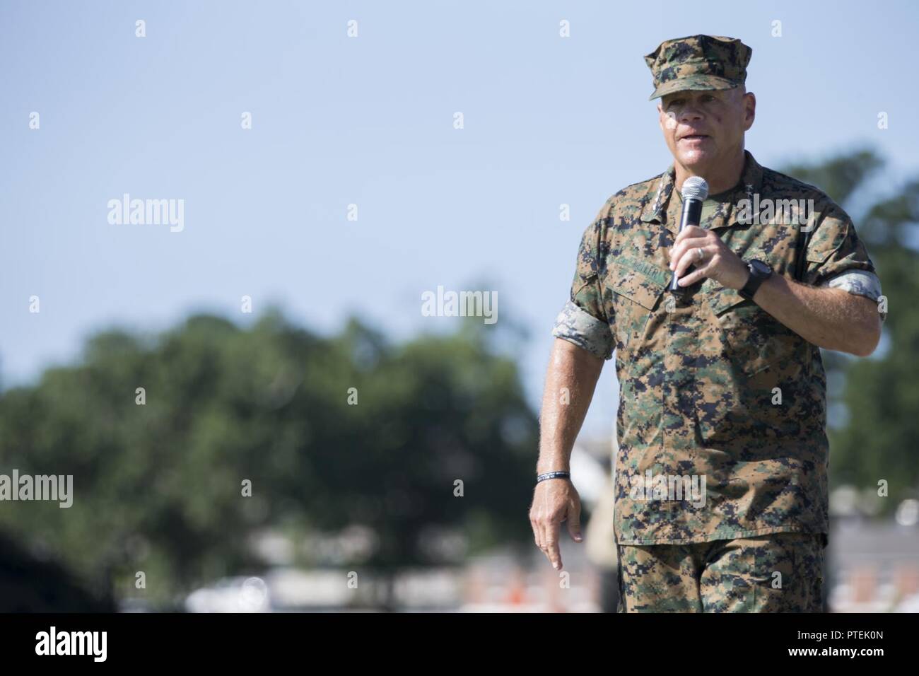 Us Marine Corps Gen. Robert B. Neller, Kommandant der Marine Corps, spricht mit dem Publikum während des II Marine Expeditionary Force (II MEF) Ändern des Befehls Zeremonie am Camp Lejeune, N.C., 14. Juli 2017. Während der Zeremonie, Generalmajor Walter L. Miller jr. seinen Befehl als Kommandierender General des II MEF zu Generalleutnant Robert F. Hedelund aufgegeben. Stockfoto
