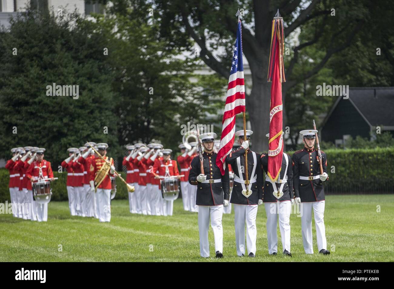 Us-Marines mit dem offiziellen Marine Corps Color Guard März auf die ...