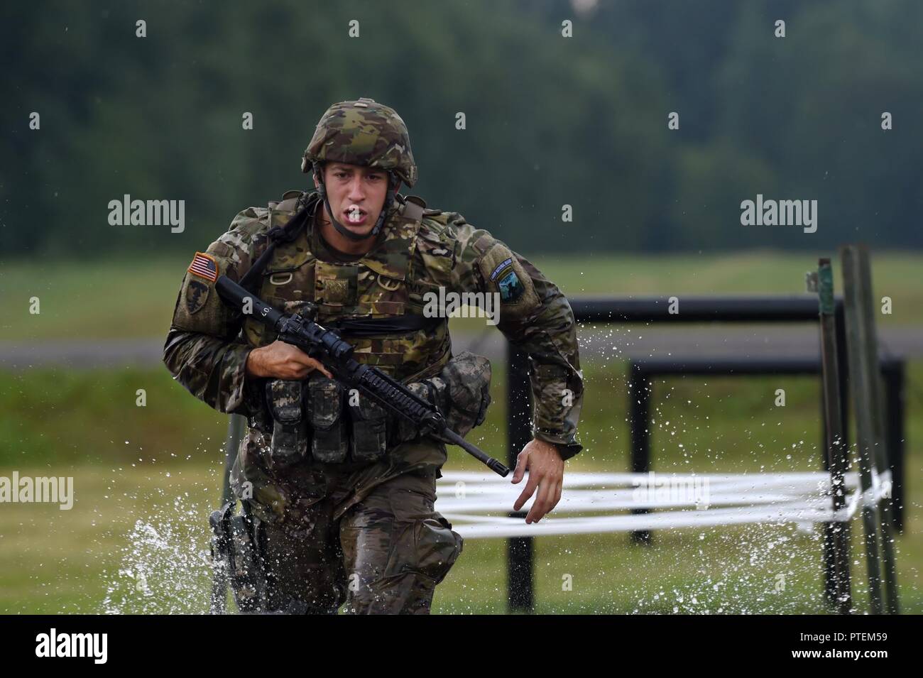 Armee Sgt. Zachary Scuncio, eine militärische Polizeioffizier mit 169Th Military die Rhode-island Army National Guard Polizei Unternehmen, läuft zu seinem nächsten Ziel beim Konkurrieren in der 2017 Army National Guard besten Krieger Wettbewerb im Camp Ripley, Minn., Dienstag, 18. Juli 2017. Der Wettbewerb ist eine geistig und körperlich anspruchsvollen 3-tägige Veranstaltung, dass Soldaten, die Tests auf einer Vielzahl von taktischen und technischen Fähigkeiten der Armee Guard Soldat zu ermitteln und noncommissioned des Jahres. Die Gewinner ziehen in die Abteilung der Armee am besten Krieger Wettbewerb zu konkurrieren, sie kämpfen mit Soldaten Stockfoto