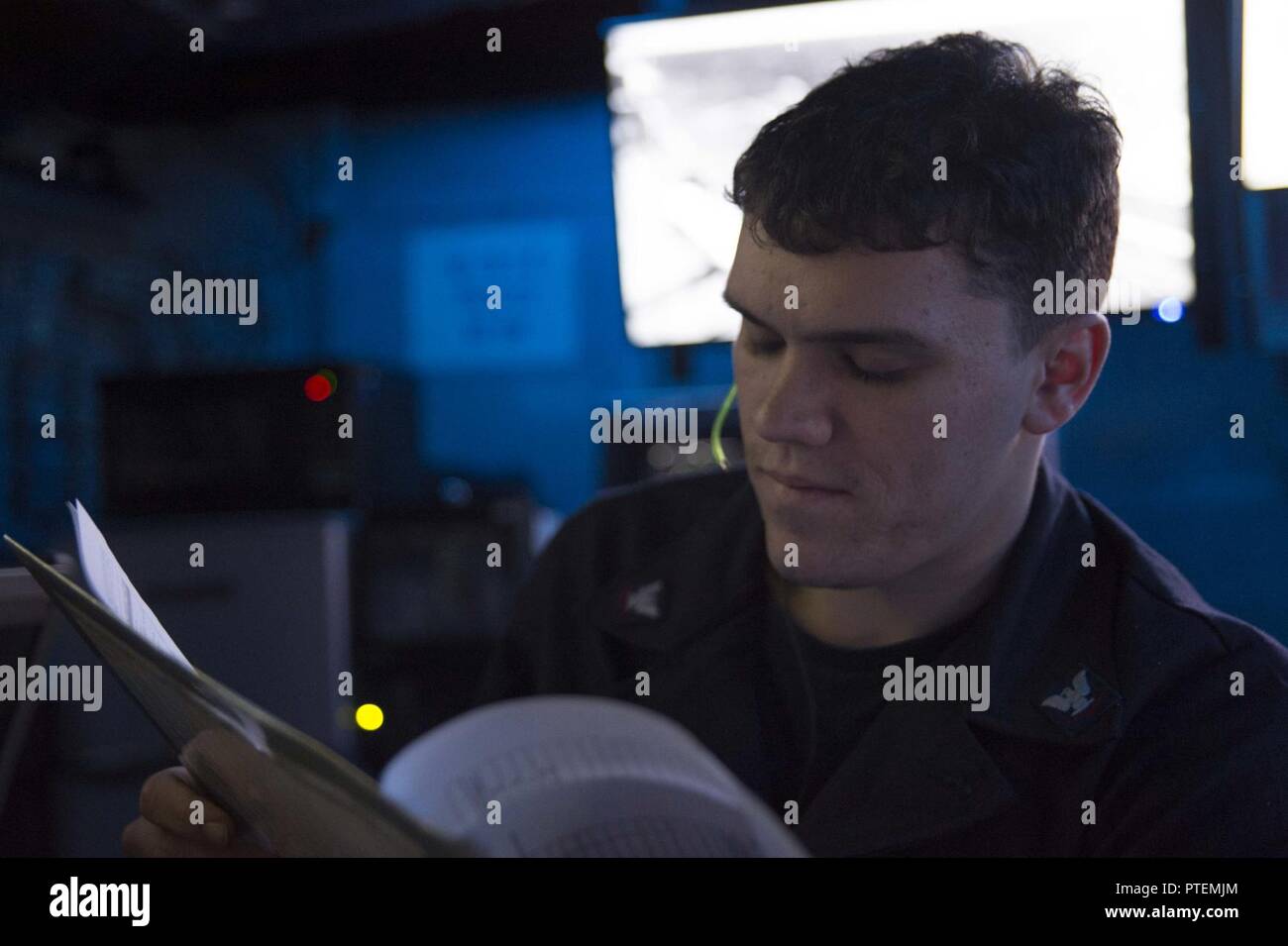 CORAL SEA (17. Juli 2017) Air-Traffic-Controller 3. Klasse Dominick Leeds, aus Sacramento, Calif., Aufzeichnungen Flug Aktivität in den amphibischen Air Traffic Control Center (Aatcc) an Bord der Amphibisches Schiff USS BONHOMME RICHARD (LHD 6) Bei Flugbetrieb Unterstützung einer Luftverteidigung Übung während der Talisman Sabre 17. Talisman Säbel ist eine Biennale USA - Australien bilaterale Übung gehalten weg von der Küste von Australien gedacht, um die Interoperabilität zu erreichen und den USA - Australien Bündnis stärken. Stockfoto