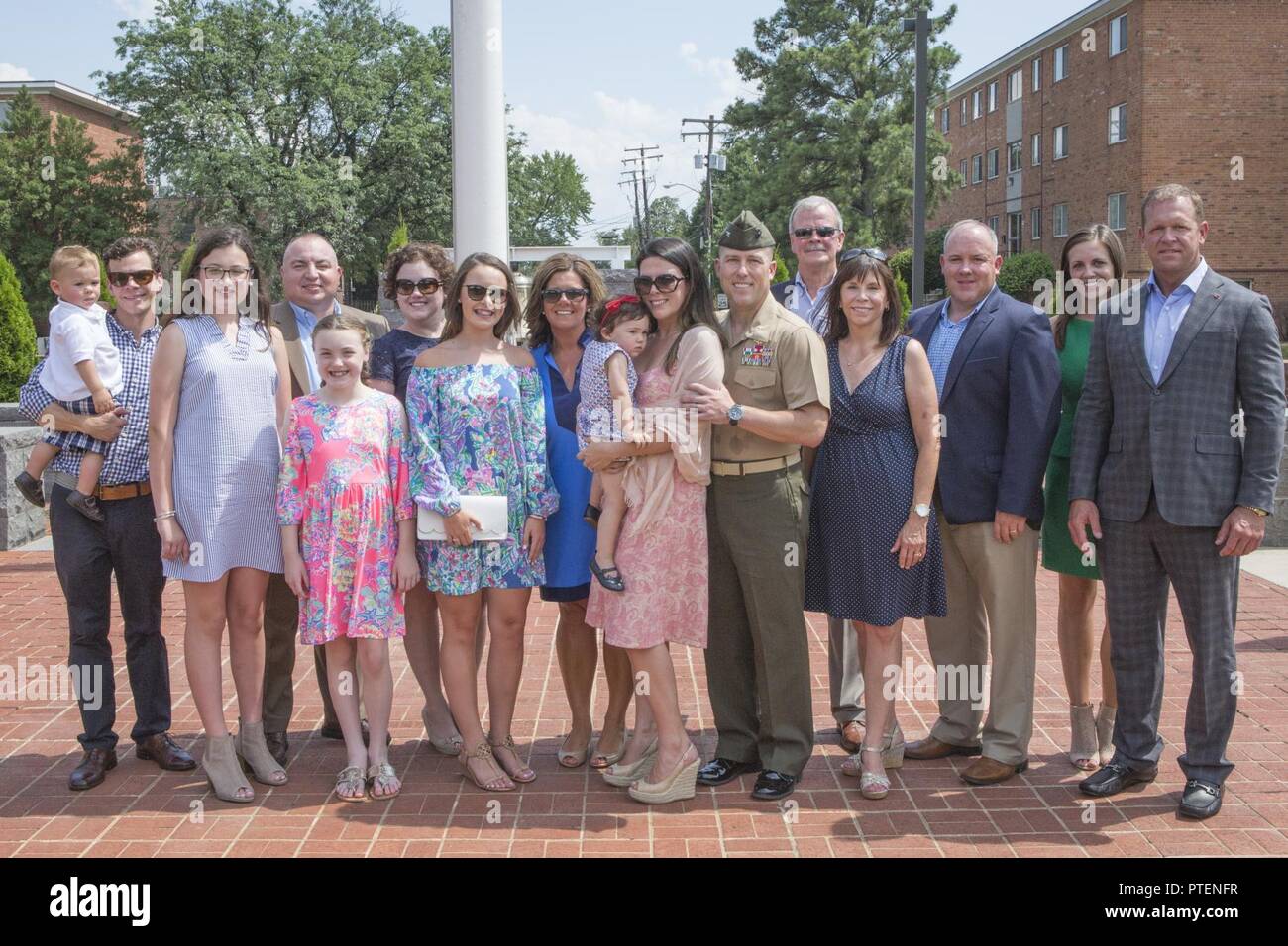 Us Marine Corps Colonel Keith E. Couch, kommandierender Offizier der Zentrale und Service Bataillon (H&S BN), posiert für ein Foto mit Familie und Freunden bei einem Befehl Zeremonie am Joint Base Myer-Henderson Hall, Arlington, Virginia, 14. Juli 2017. Couch das Kommando von H&S BN. Stockfoto