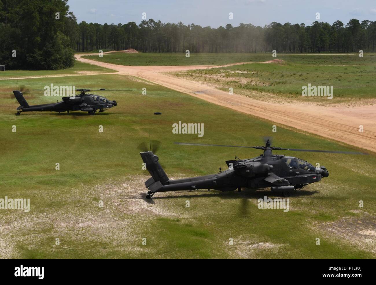AH-64D Apache Piloten mit der South Carolina National Guard,1-151 st Angriff Reconnaissance Bataillon, mit Mitgliedern der 3 Combat Aviation Brigade, 3/17 Th schwerer Angriff Reconnaissance Squadron zusammengeschlossen und Pennsylvania National Guard Soldaten mit C Company, in der Vorbereitung für mobilazation advanced-level Schießwesen Ausbildung während der jährlichen Ausbildung Juli 2017 in Fort Stewart, Georgia. Das Advanced Training bestand aus Tag- und Nachtzeiten team Qualifikation, die für die Mission Commander erlaubt mehr Entscheidungen zum Ziel engagieren, um Kommunikation zu entwickeln und Stockfoto