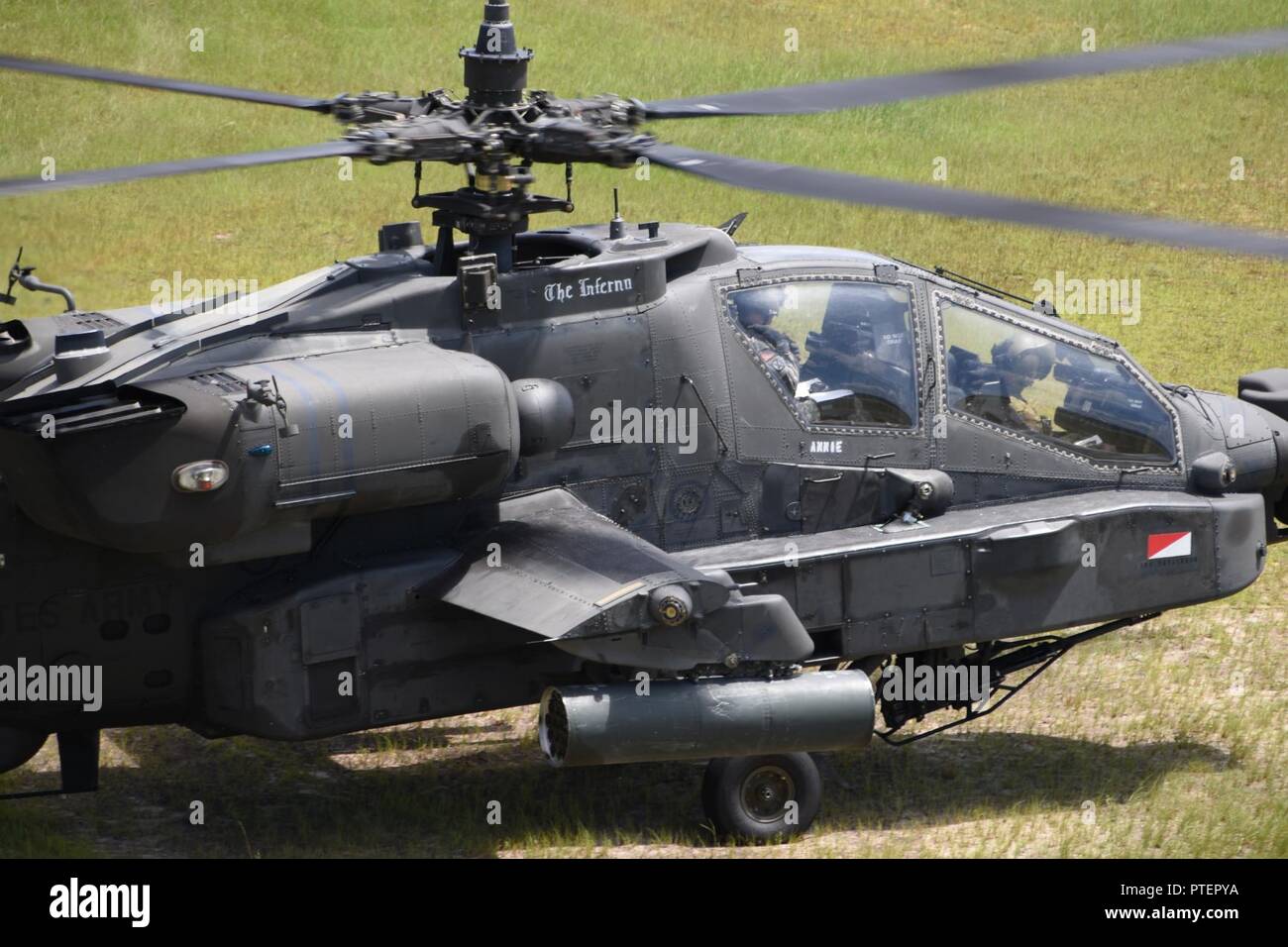 AH-64D Apache Piloten mit der South Carolina National Guard,1-151 st Angriff Reconnaissance Bataillon, mit Mitgliedern der 3 Combat Aviation Brigade, 3/17 Th schwerer Angriff Reconnaissance Squadron zusammengeschlossen und Pennsylvania National Guard Soldaten mit C Company, in der Vorbereitung für mobilazation advanced-level Schießwesen Ausbildung während der jährlichen Ausbildung Juli 2017 in Fort Stewart, Georgia. Das Advanced Training bestand aus Tag- und Nachtzeiten team Qualifikation, die für die Mission Commander erlaubt mehr Entscheidungen zum Ziel engagieren, um Kommunikation zu entwickeln und Stockfoto