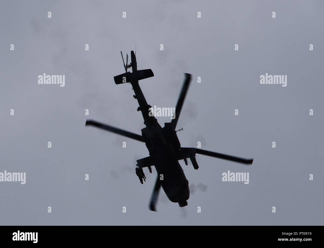 AH-64D Apache Piloten mit der South Carolina National Guard,1-151 st Angriff Reconnaissance Bataillon, mit Mitgliedern der 3 Combat Aviation Brigade, 3/17 Th schwerer Angriff Reconnaissance Squadron zusammengeschlossen und Pennsylvania National Guard Soldaten mit C Company, in der Vorbereitung für mobilazation advanced-level Schießwesen Ausbildung während der jährlichen Ausbildung Juli 2017 in Fort Stewart, Georgia. Das Advanced Training bestand aus Tag- und Nachtzeiten team Qualifikation, die für die Mission Commander erlaubt mehr Entscheidungen zum Ziel engagieren, um Kommunikation zu entwickeln und Stockfoto