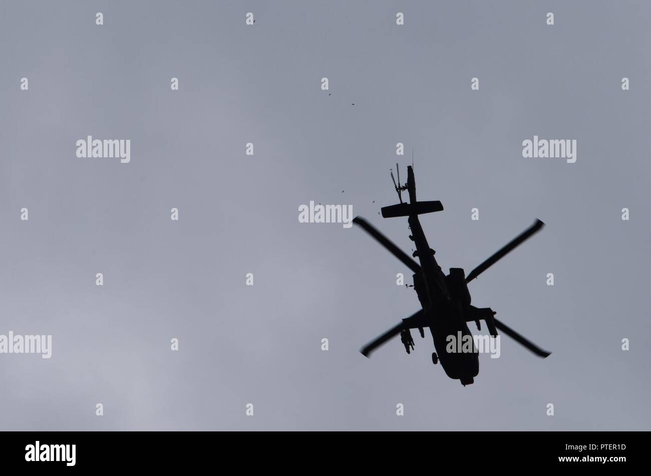 AH-64D Apache Piloten mit der South Carolina National Guard,1-151 st Angriff Reconnaissance Bataillon, mit Mitgliedern der 3 Combat Aviation Brigade, 3/17 Th schwerer Angriff Reconnaissance Squadron zusammengeschlossen und Pennsylvania National Guard Soldaten mit C Company, in der Vorbereitung für mobilazation advanced-level Schießwesen Ausbildung während der jährlichen Ausbildung Juli 2017 in Fort Stewart, Georgia. Das Advanced Training bestand aus Tag- und Nachtzeiten team Qualifikation, die für die Mission Commander erlaubt mehr Entscheidungen zum Ziel engagieren, um Kommunikation zu entwickeln und Stockfoto