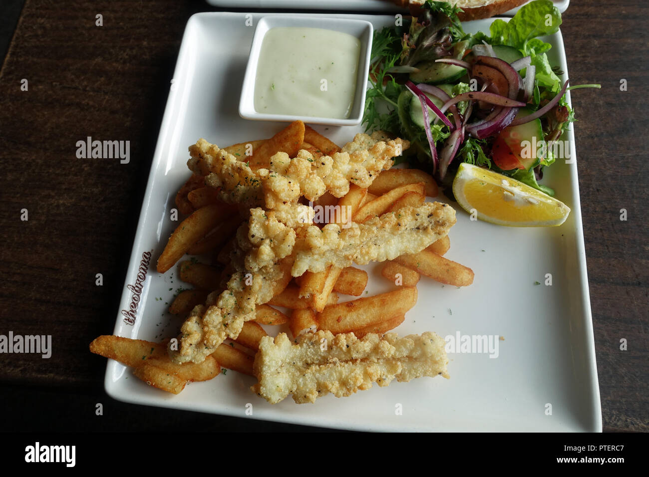 Frittierte Calamari mit Pommes und Salat Stockfoto