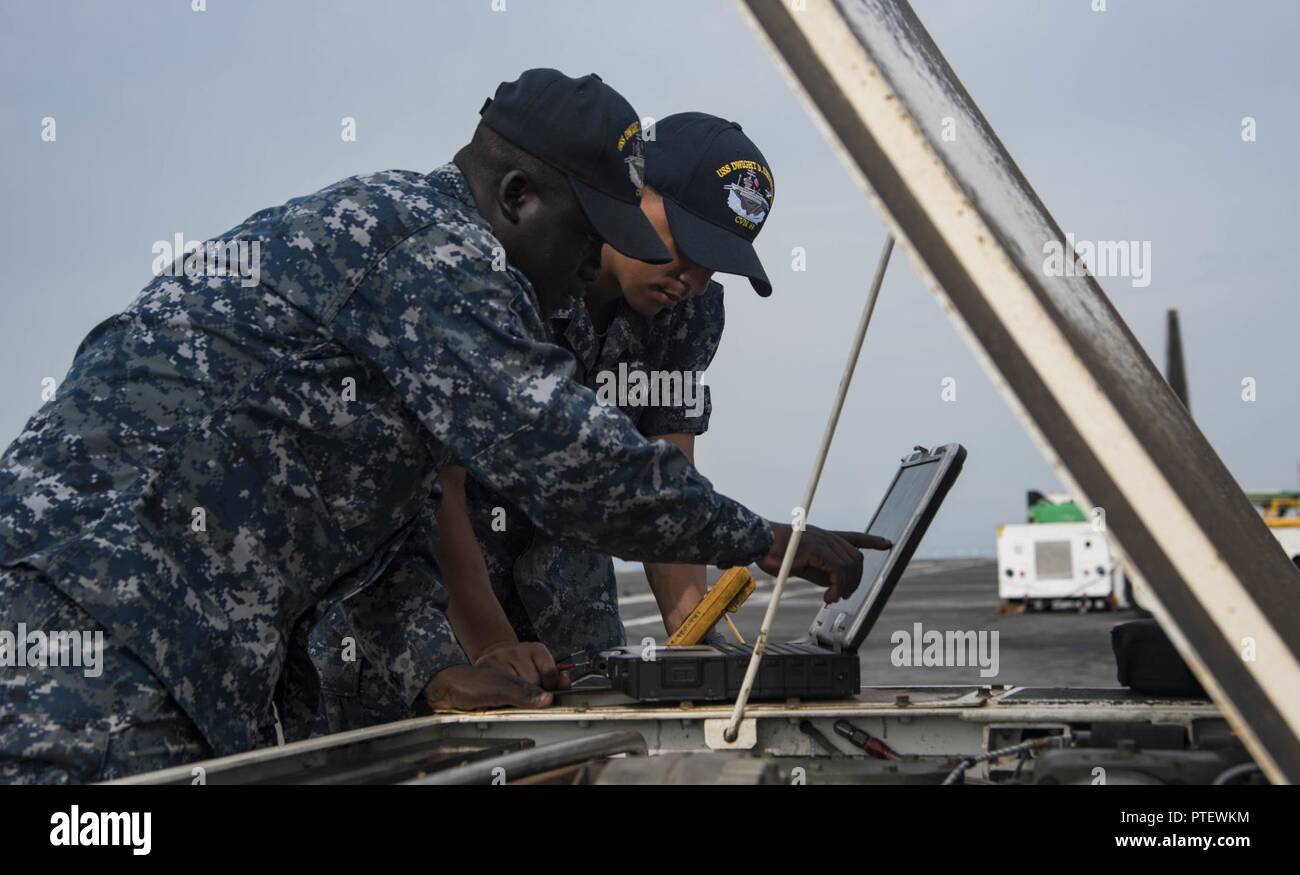 NORFOLK, Virginia (18. Juli 2017) Aviation Support Equipment Techniker 2. Klasse Gerechtigkeit Buah, die von Accra, Ghana, Links, und Aviation Support Equipment Techniker Airman Devon Climmons, von Fairborne, Ohio, beheben Sie ein Flugzeug spotting Dolly auf dem Flugdeck an Bord der Flugzeugträger USS Dwight D. Eisenhower (CVN 69) (IKE). Ike ist Pier Seite während der Erhaltungsphase der optimiert Flotte Notfallplan (OFRP). Stockfoto