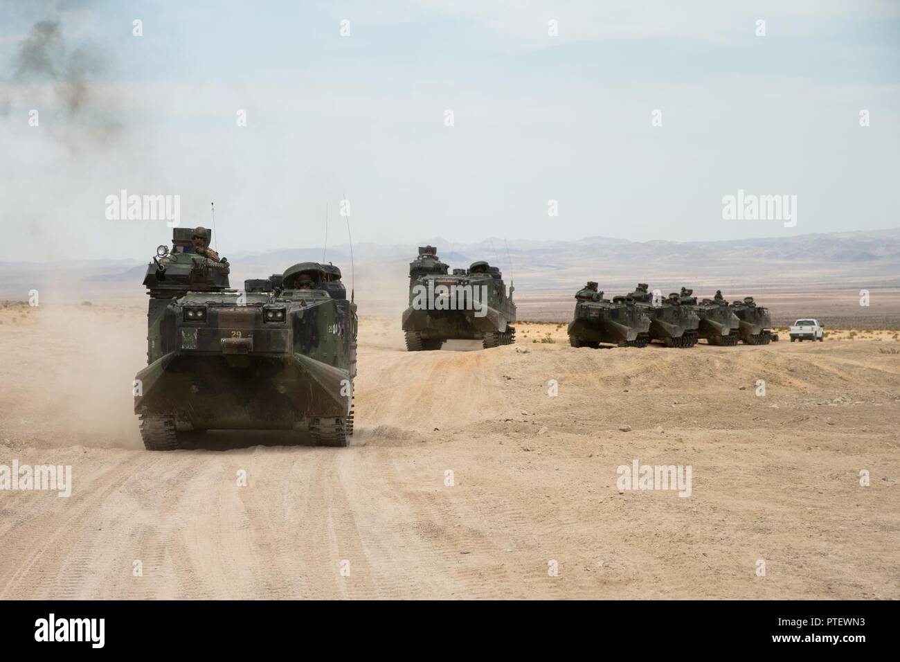 Us-Marines mit 2 Amphibian Angriff Bataillon, Marine Air-Ground Task Force-8 (MAGTF), führen Sie einen Probelauf vor einem Feuer während der integrierte Ausbildung Übung 5-17 (ITX) an Leitung Berg, Marine Corps Air Ground Combat Center Twentynine Palms, Calif., 18. Juli 2017. Der Zweck von ITX ist eine anspruchsvolle, realistische Umgebung, produziert combat ready"-Kräfte, die als integrierte Magtf zu erstellen. Stockfoto