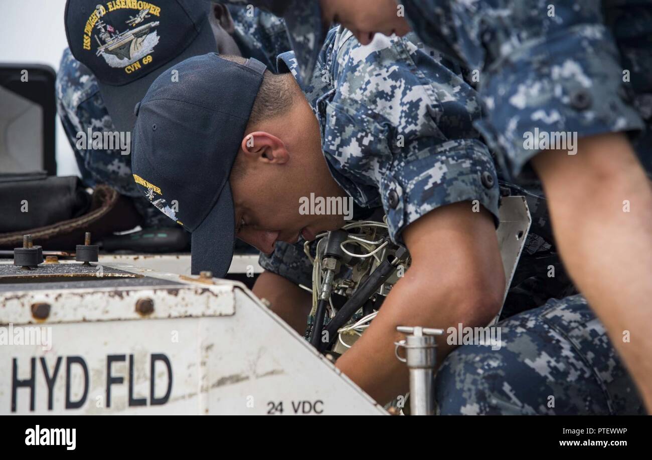 NORFOLK, Virginia (18. Juli 2017) Aviation Support Equipment Techniker Airman Devon Climmons, von Fairborne, Ohio, behebt ein Flugzeug spotting Dolly auf dem Flugdeck an Bord der Flugzeugträger USS Dwight D. Eisenhower (CVN 69) (IKE). Ike ist Pier Seite während der Erhaltungsphase der optimiert Flotte Notfallplan (OFRP). Stockfoto