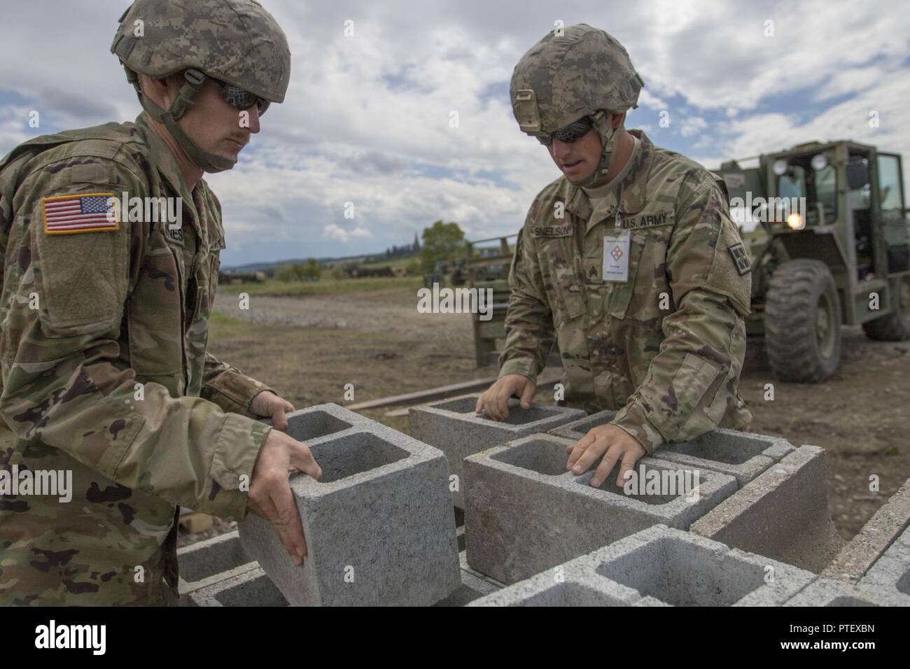 Us-Armee Reservisten Sgt. Travis Snelson, Links, und Sgt. Byron Haynes, 733Rd Ingenieur Unternehmen, Greenville, Tenn., bereiten Hohlblocksteine für den Transport zu einem anderen Standort während der entschlossenen Schloss 17, in Cincu, Rumänien, 15. Juli 2017. Snelson, der Garten- und Landschaftsbau Unternehmen in Asheville, N.C., und Haynes, der ein highway Inspektor der Staat South Carolina als Auftragnehmer besitzt, tragen dazu bei, den Bau einer Ausbildungsstätte, die von der alliierten Streitkräfte in Europa verwendet wird. Die gesamte Bedienung ist durch US-amerikanische Armee finden Ingenieure, die Soldaten und Ausrüstung von t Bewegt led Stockfoto