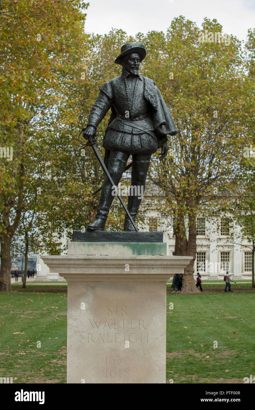 Greenwich, London, GB. Statue des adligen Sir Walter Raleigh, einem talentierten Politiker, Soldaten, Explorer und Schriftsteller in der Elisabethanischen Ära. Stockfoto