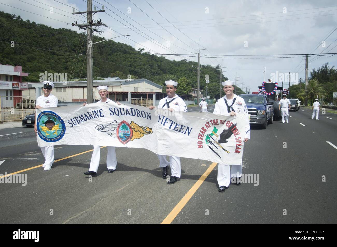 HAGATNA, Guam (21. Juli 2017) - Segler aus Commander, Submarine Squadron 15 tragen eine Fahne während dem Guam-jährlichen Tag der Befreiung Parade in Hagatna, Guam, Juli 21. 2017 Guam Befreiung Parade feiert den 73. Jahrestag der Befreiung von Guam aus der japanischen Besetzung durch US-Streitkräfte während des Zweiten Weltkrieges. Stockfoto