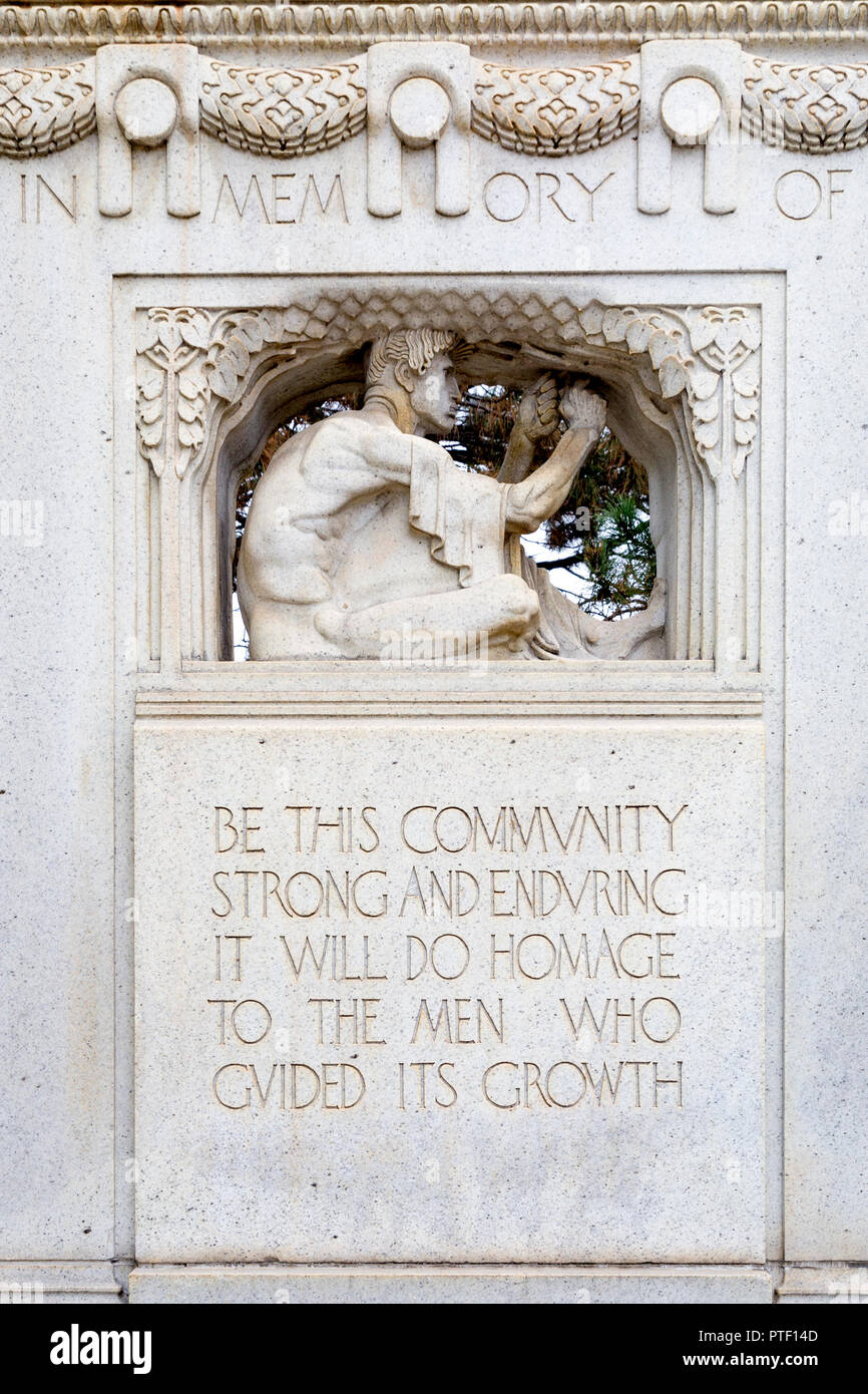 Skulptur von einem Mann auf der 1915 Thomas Lowry Memorial bei Smith Triangle Park in Minneapolis, Minnesota, USA arbeiten - das Denkmal wurde von Aust konzipiert Stockfoto