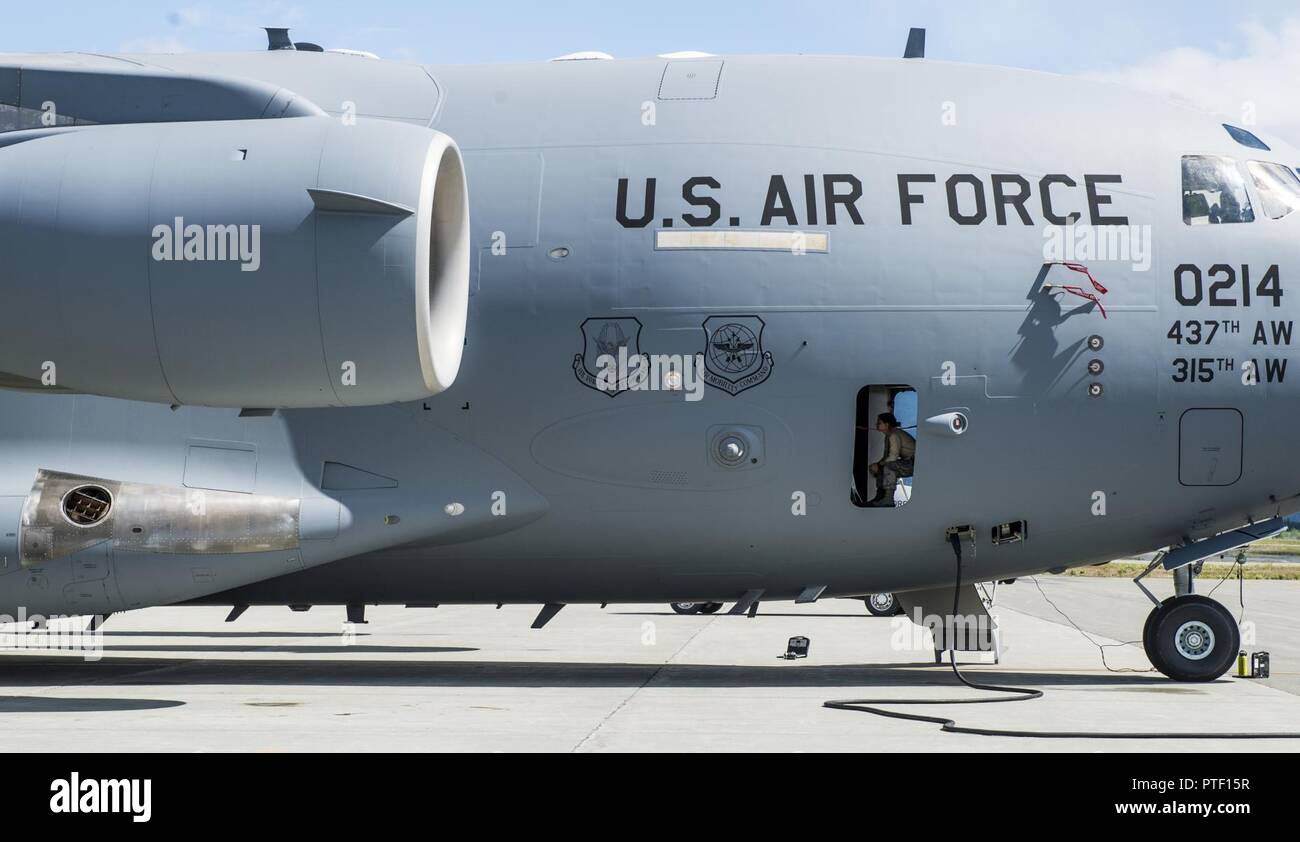 Ein US Air Force C-17 Betreuer führt post-flight Maintenance auf der Rampe bei Joint Base Elmendorf-Richardson, Juli 09, 2017 nachdem das Flugzeug landete in teilzunehmen und Luftbrücke Unterstützung für Übung Talisman Sabre 2017. Der Zweck der TS 17 ist US-australischen bekämpfen Bereitschaft erhöhen, die Interoperabilität, ausbildungsmöglichkeiten Kombiniert maximieren zu verbessern und maritime Vorpositionierung und die Logistik im Pazifik. TS 17 zeigt auch US-Engagement für seine wichtigsten Verbündeten und dem übergeordneten Security Framework im Indo Asian Pacific Region. Stockfoto