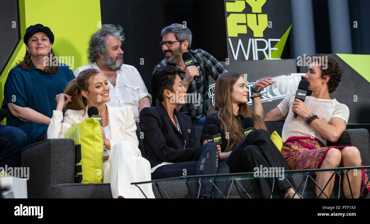 New York, NY - 5. Oktober 2018: Mortal Engines Crew und Cast auf die Bühne während der New York Comic Con bei Jacob Javits Center besuchen Stockfoto