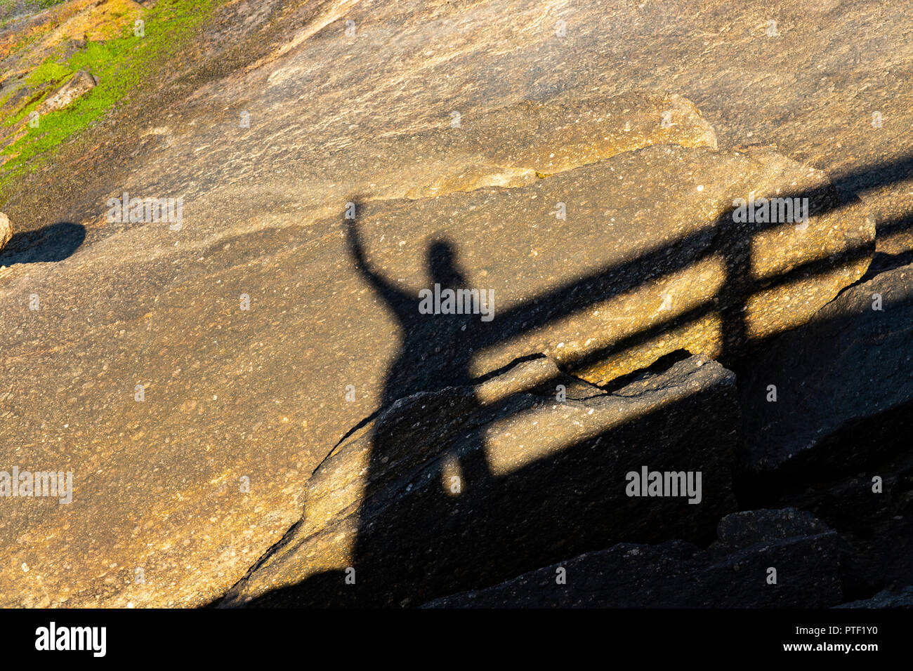 Schatten-Mann mit erhobenem Arm. Stockfoto