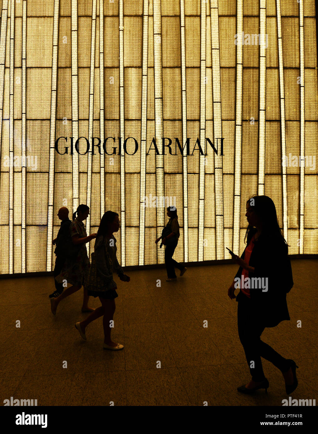 Armani Shop im Landmark Einkaufscenter in Hongkong. Stockfoto