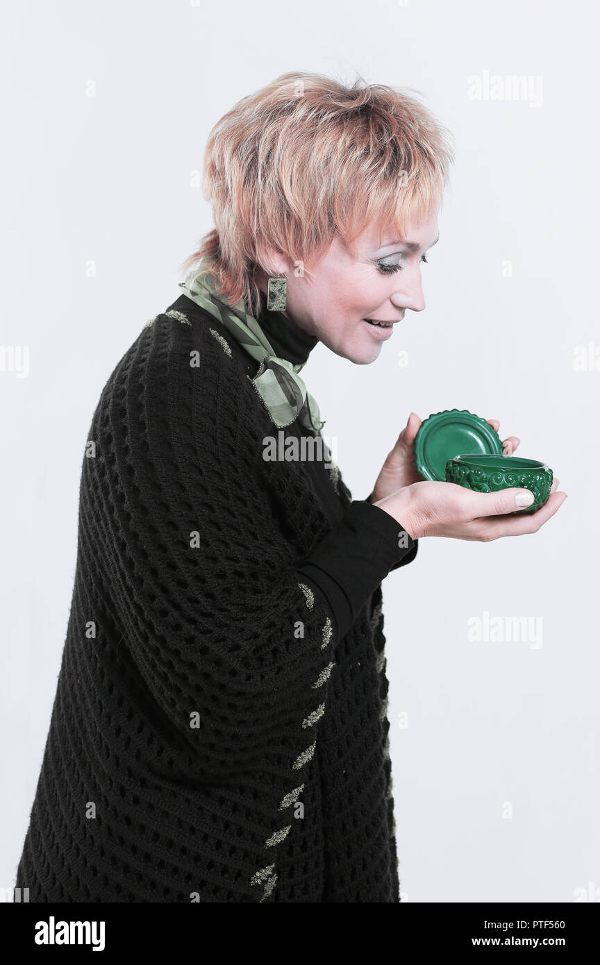 Erfolgreiche moderne Frau mit einem Kasten mit Pulver Stockfoto