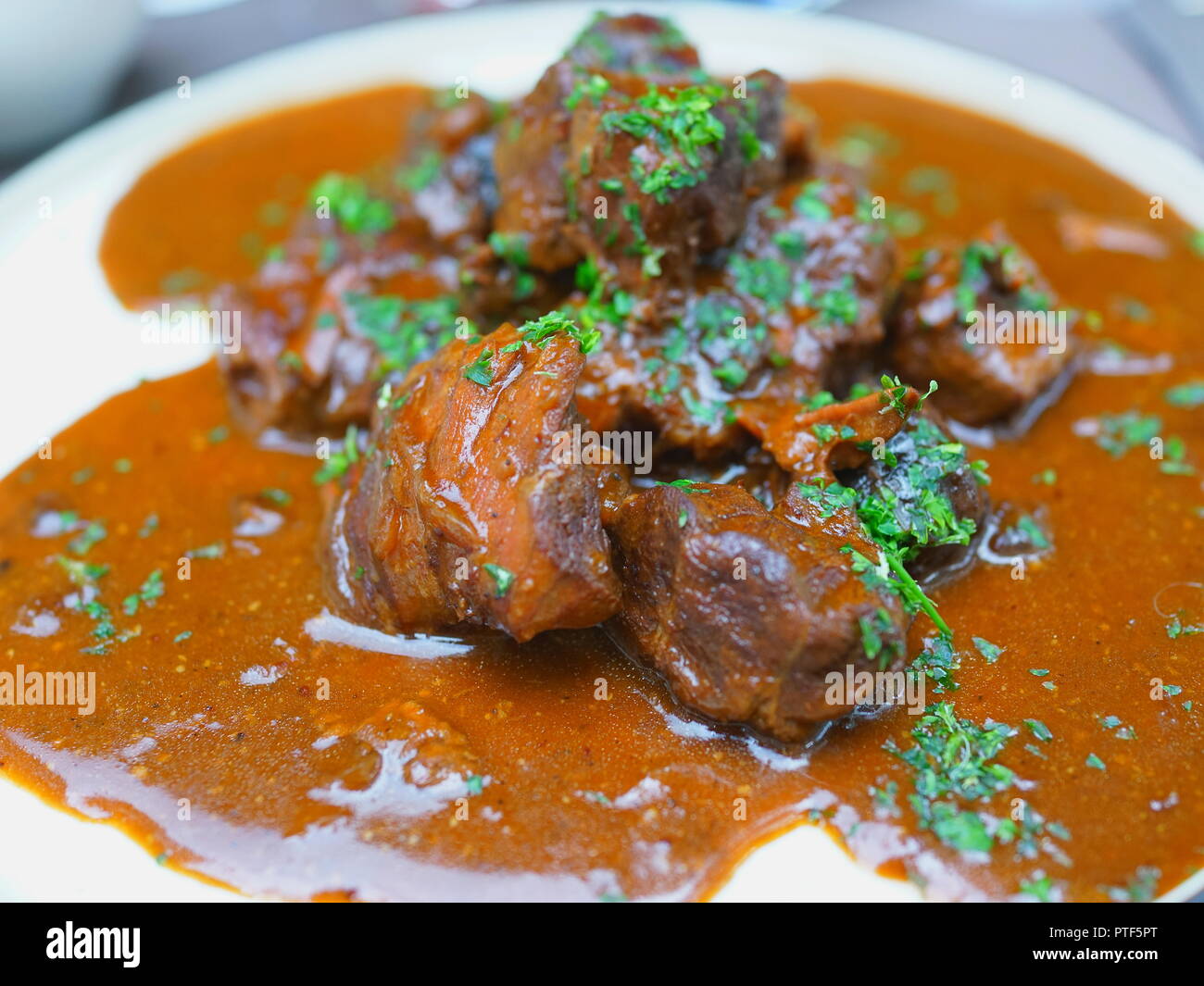 Köstliche belgische Rindergulasch in brauner Soße Stockfoto