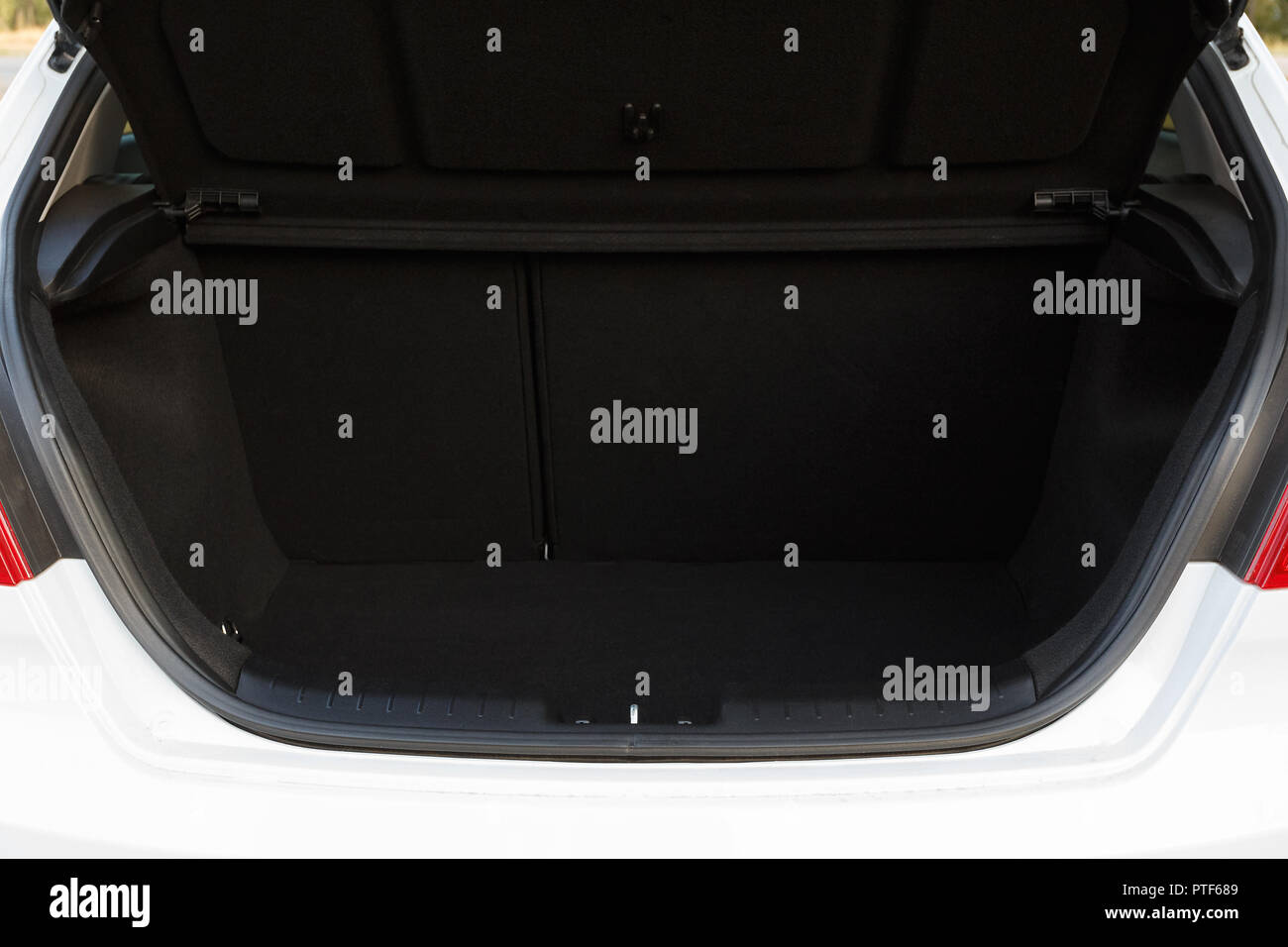 Auto mit offenem Kofferraum sauber leer, close-up Stockfoto