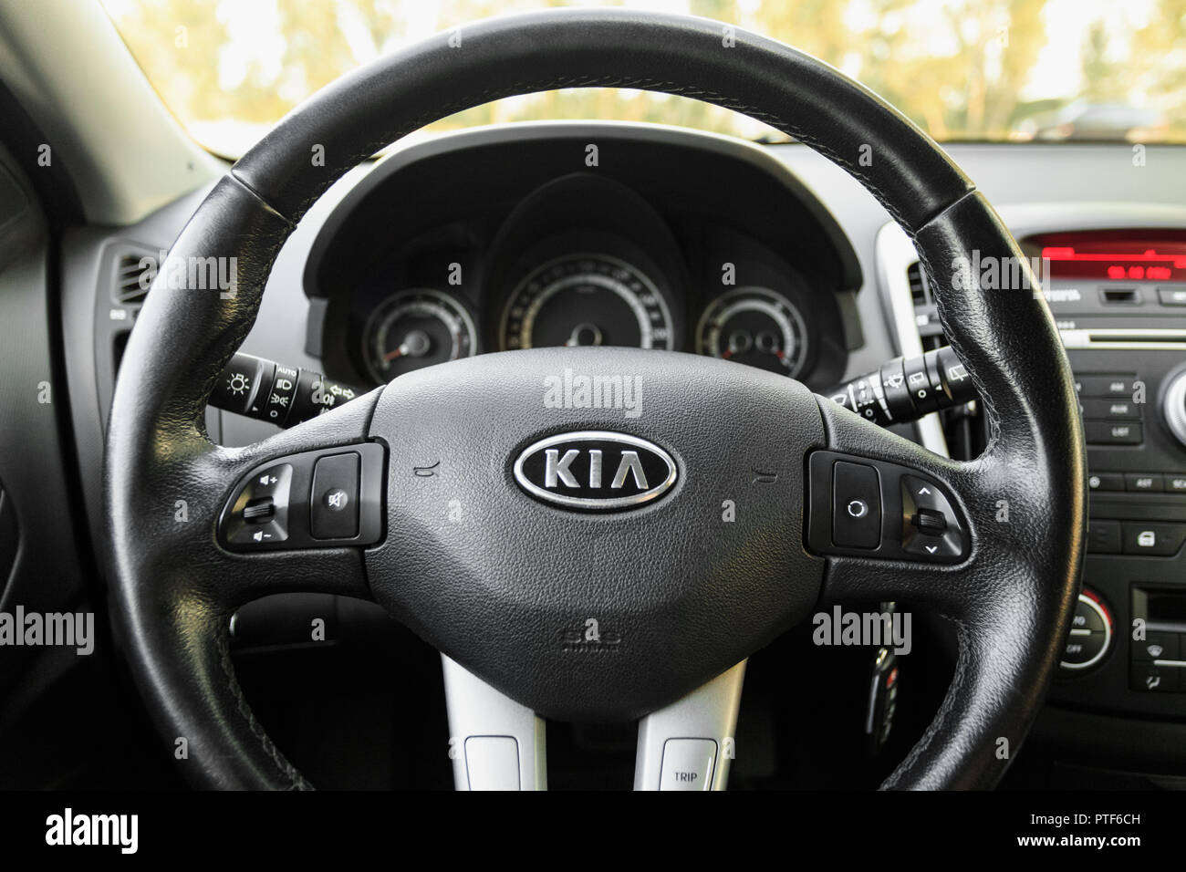 DNIPRO, UKRAINE - September 05, 2017: Kia Ceed, Interieur, RAD CLOSE-UP Stockfoto