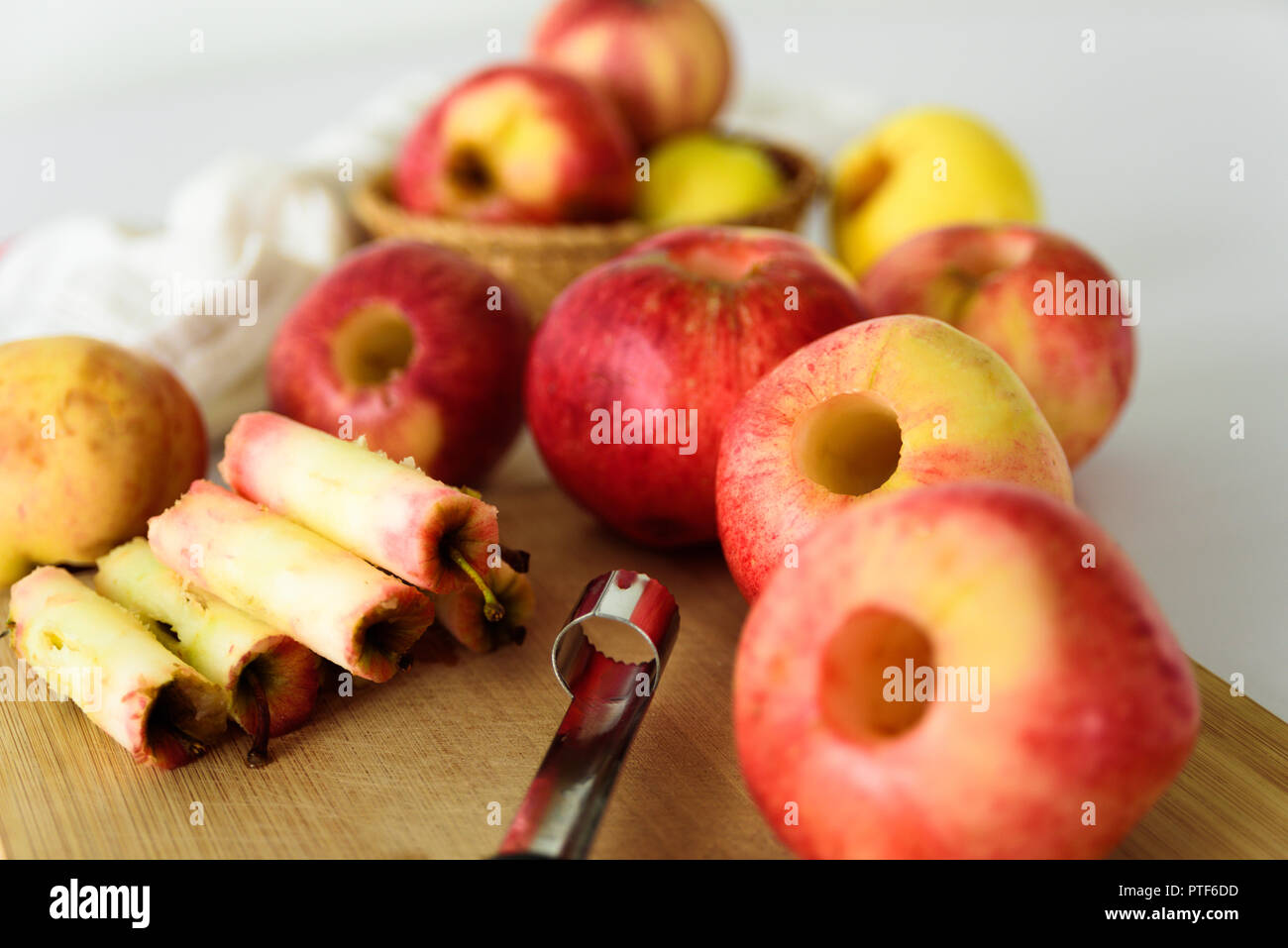 Frische Äpfel ohne Kern. Mit corer Werkzeug ausgebaut. Zutat für Marmelade oder Torte. Ernte Stockfoto