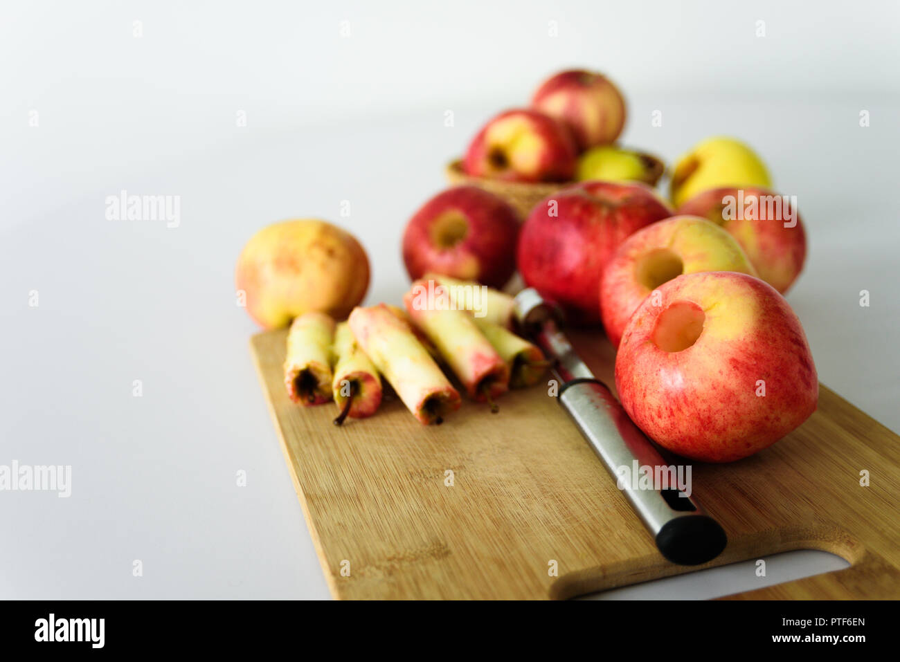 Frische Äpfel ohne Kern. Mit corer Werkzeug ausgebaut. Zutat für Marmelade oder Torte. Ernte Stockfoto