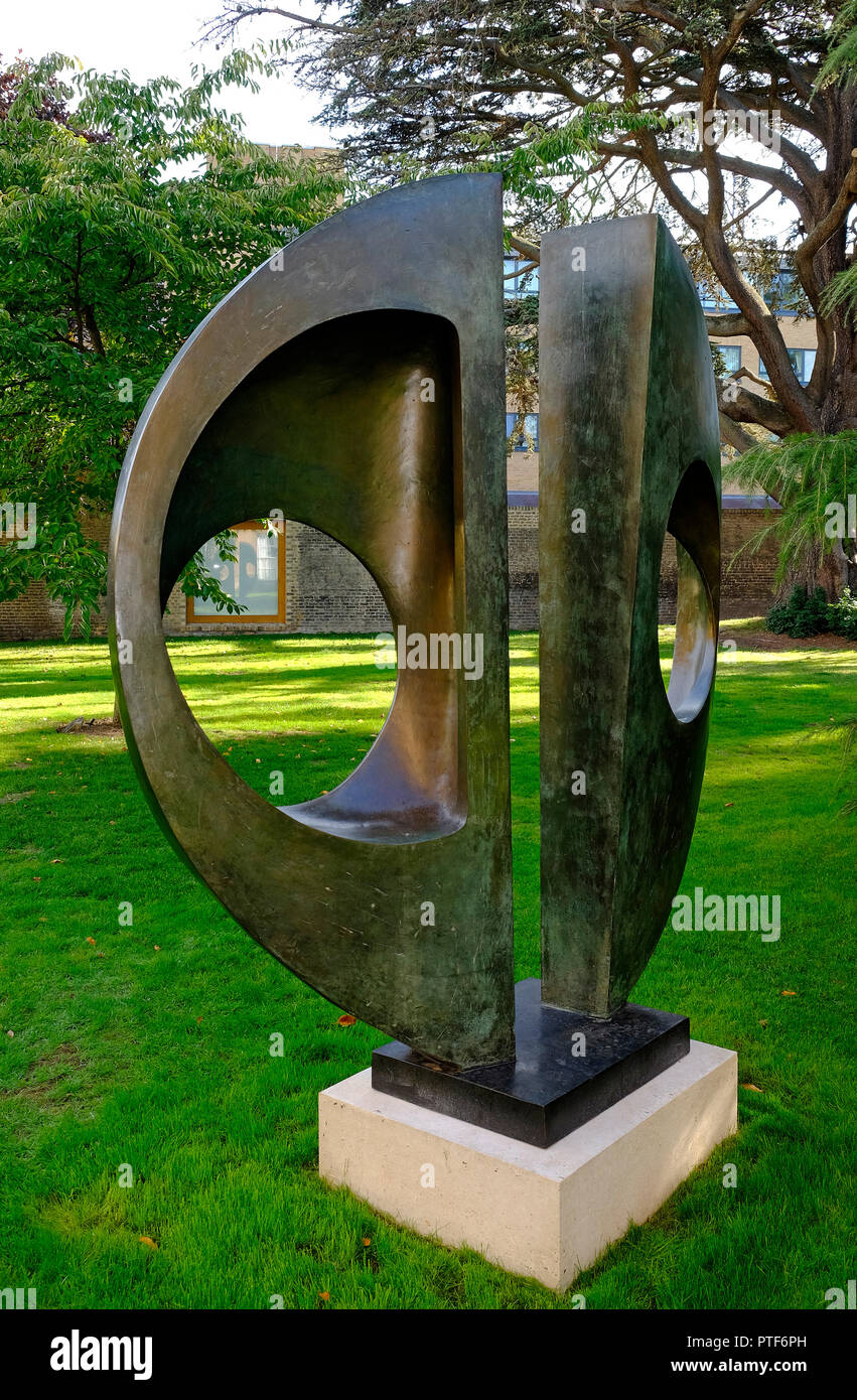 Zwei Formen der Skulptur von Barbara Hepworth, Downing College, Cambridge, England Stockfoto