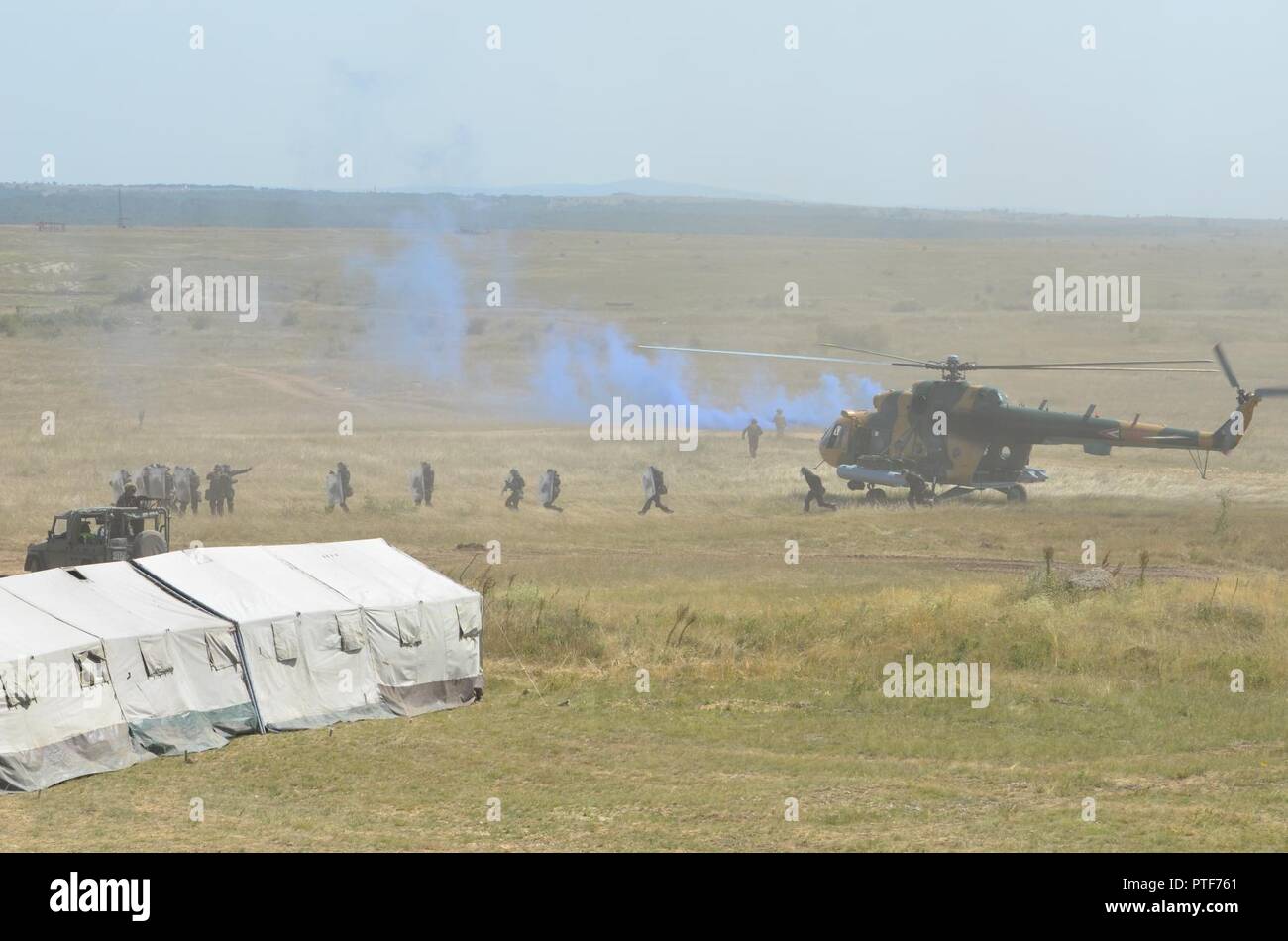 VARPALOTA, Ungarn - Ungarische Soldaten sammeln in einer Gruppe nach dem Verlassen eines ungarischen Luftwaffe Mil Mi-17 Hip Hubschrauber außerhalb eines simulierten Bereich mit Demonstranten bevölkerten, Juli 20. Der Aufruhr - Demonstration fällt unter tapferer Krieger, eine ungarische, die auf kombinierte Manöver und die Freiheit der Bewegung konzentriert. Tapferer Krieger ist ein Segment des Sabre Wächter, ein US-European Command, U.S. Army Europe - LED-Übung über das Schwarze Meer Region durchgeführt. Die teilnehmenden Nationen sind Tschechische Republik, Kroatien, Ungarn, Polen, Rumänien, der Slowakei, Großbritannien und den USA. Stockfoto